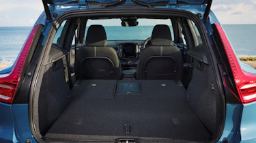 Volvo XC40 B3 MHEV - boot seats down
