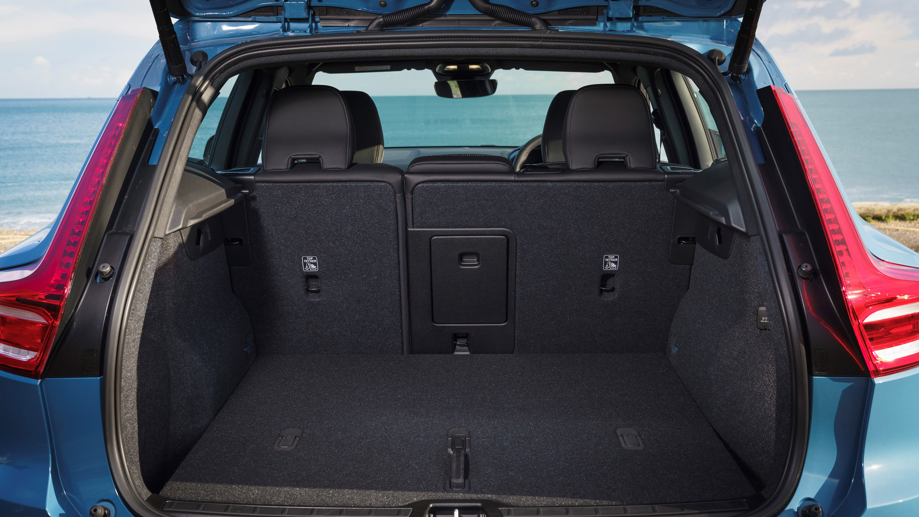 Volvo XC40 B3 MHEV - boot