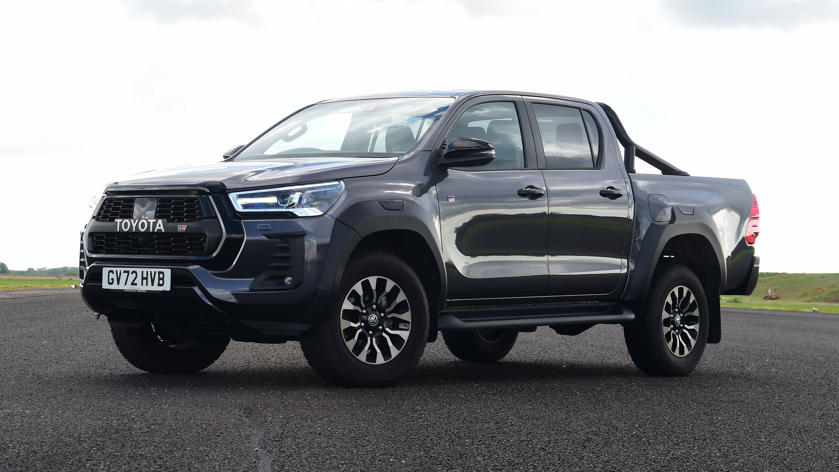 Toyota Hilux - front static
