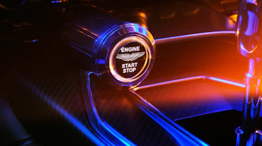 Aston Martin Valour - start/stop