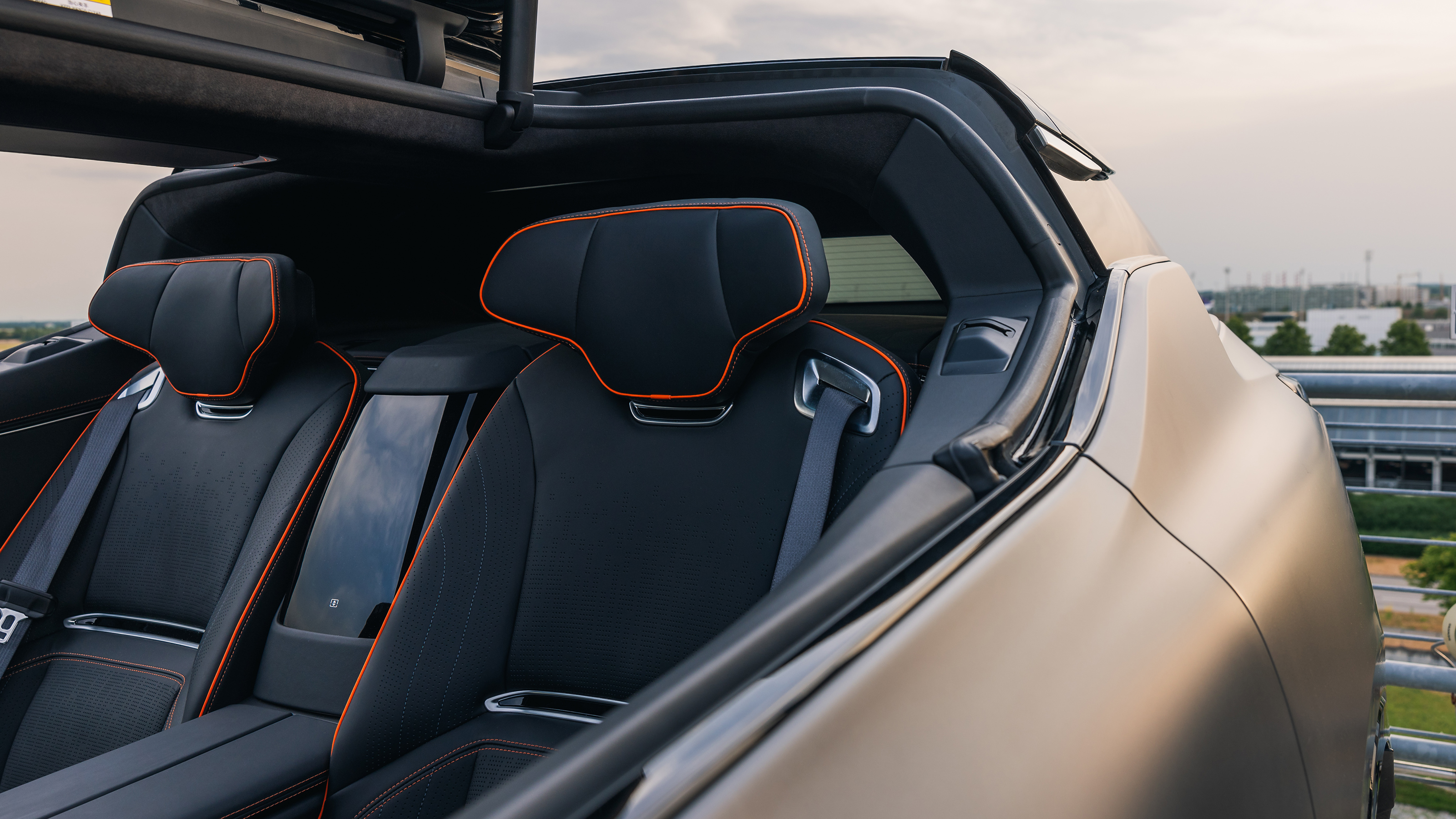 HiPhi X - rear seats with roof open