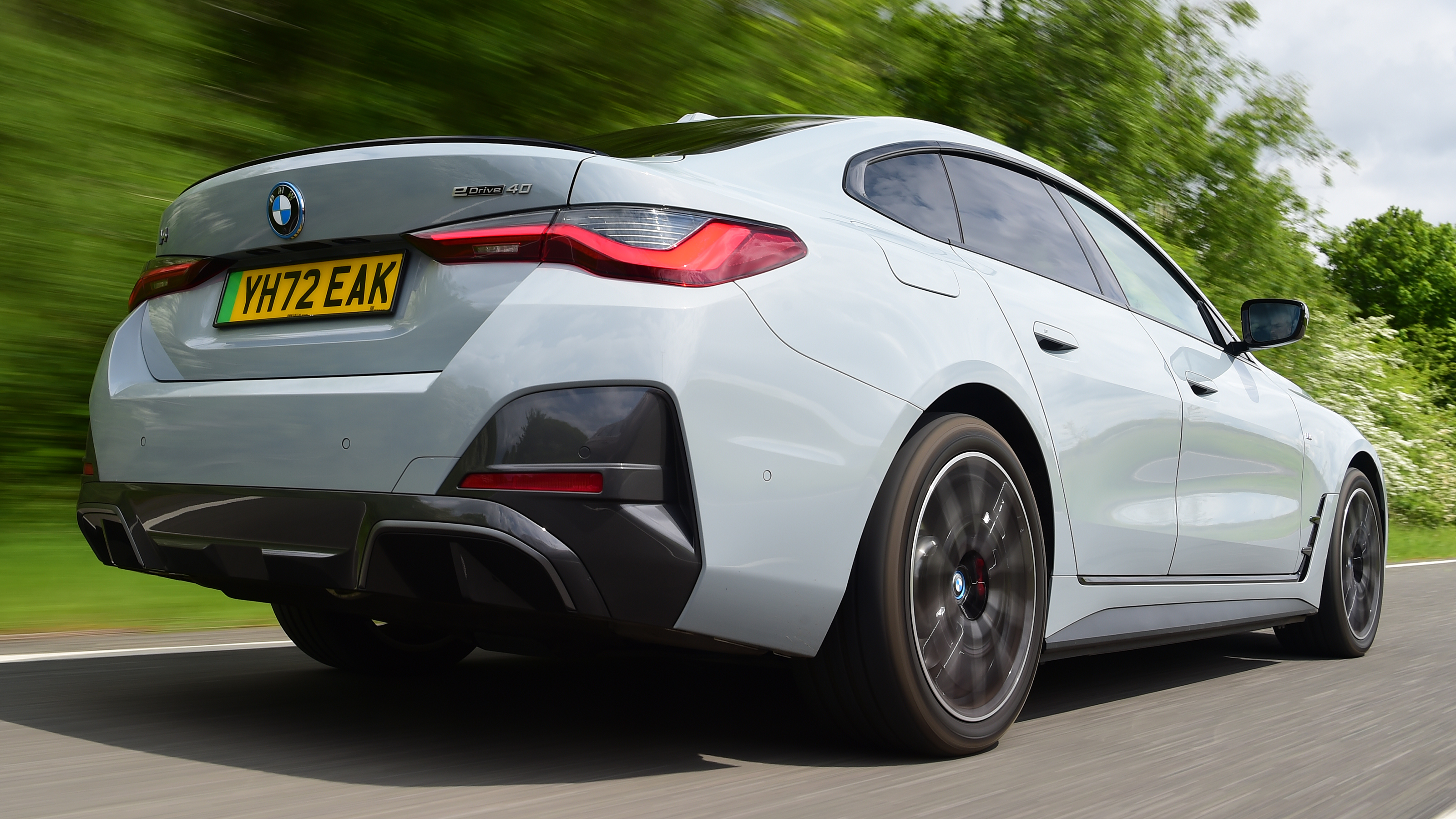 BMW i4 - rear tracking 