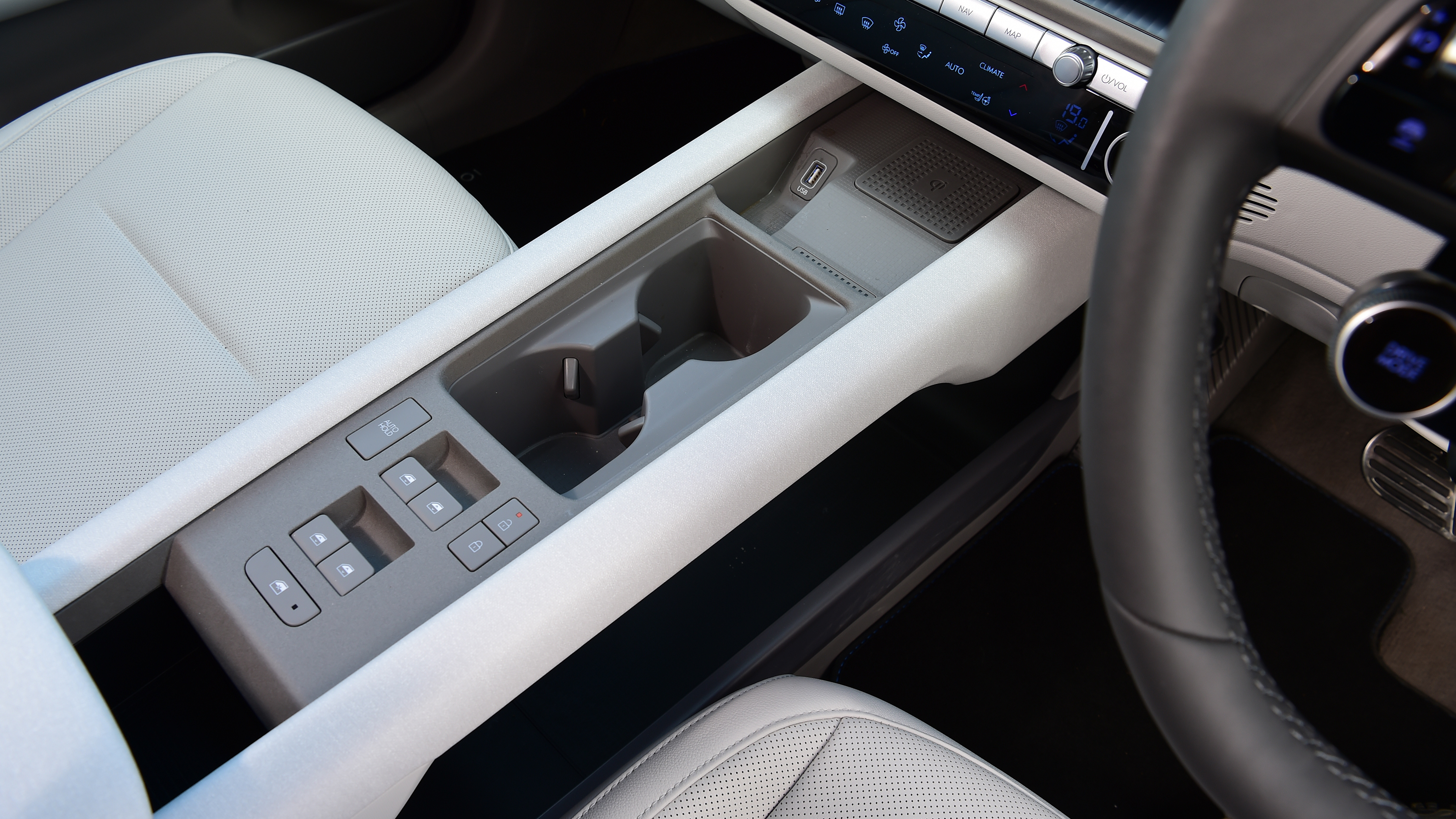 Hyundai Ioniq 6 - centre console
