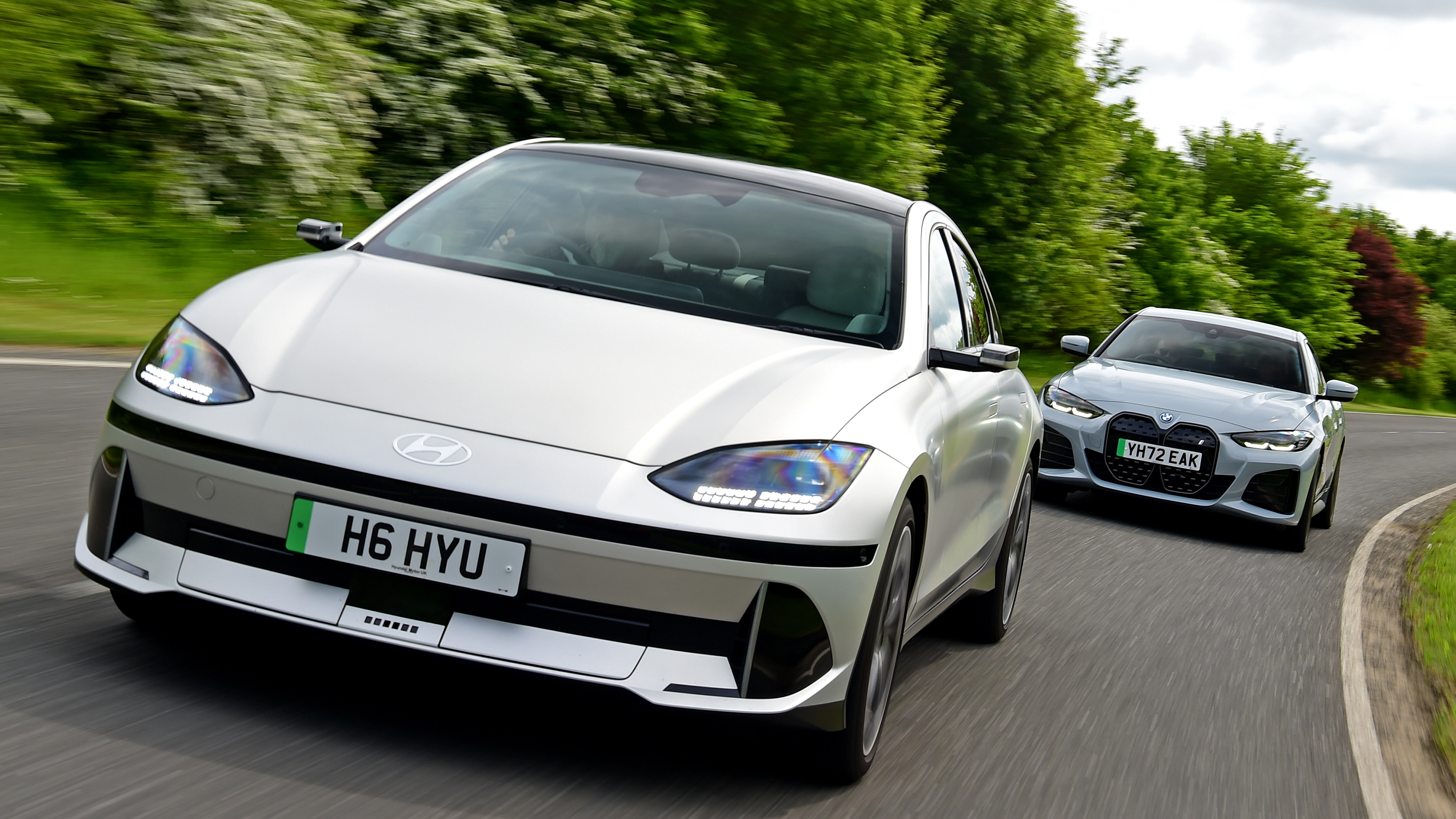 Hyundai Ioniq 6 vs BMW i4 - front cornering