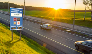 Live roadside fuel pricing sign