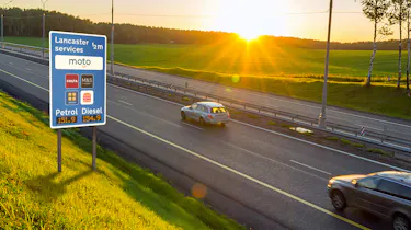 Live roadside fuel pricing sign