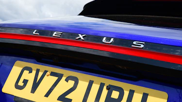 Lexus RX 500h - rear lightbar