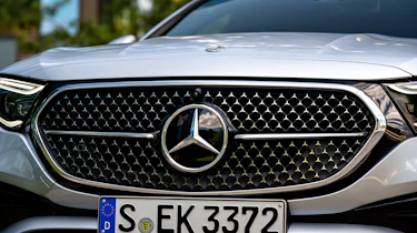 Mercedes E-Class - grille
