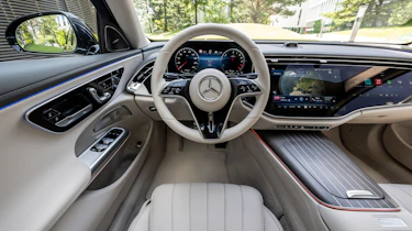 Mercedes E 300 e - dash