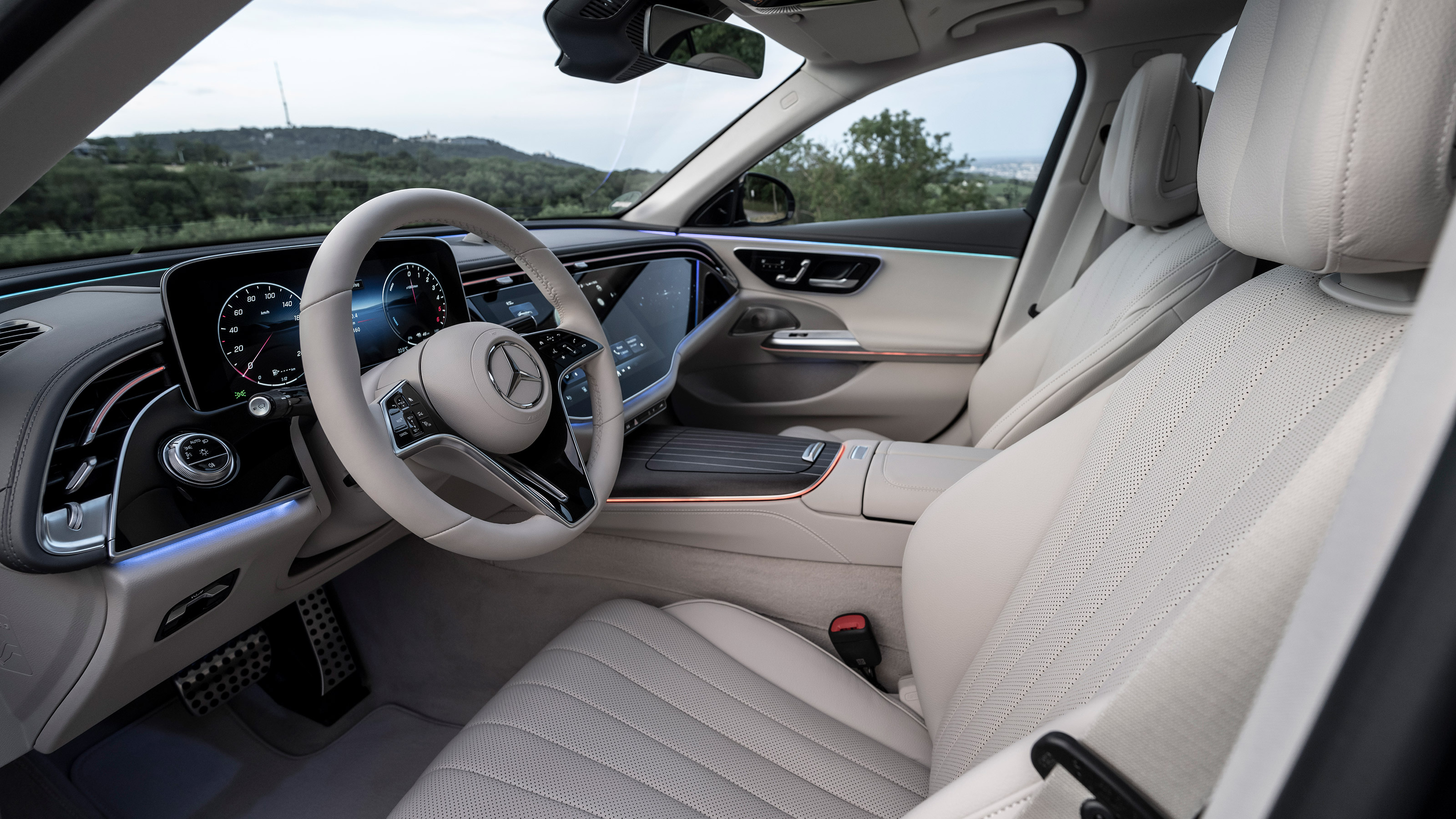 Mercedes E 300 e - cabin