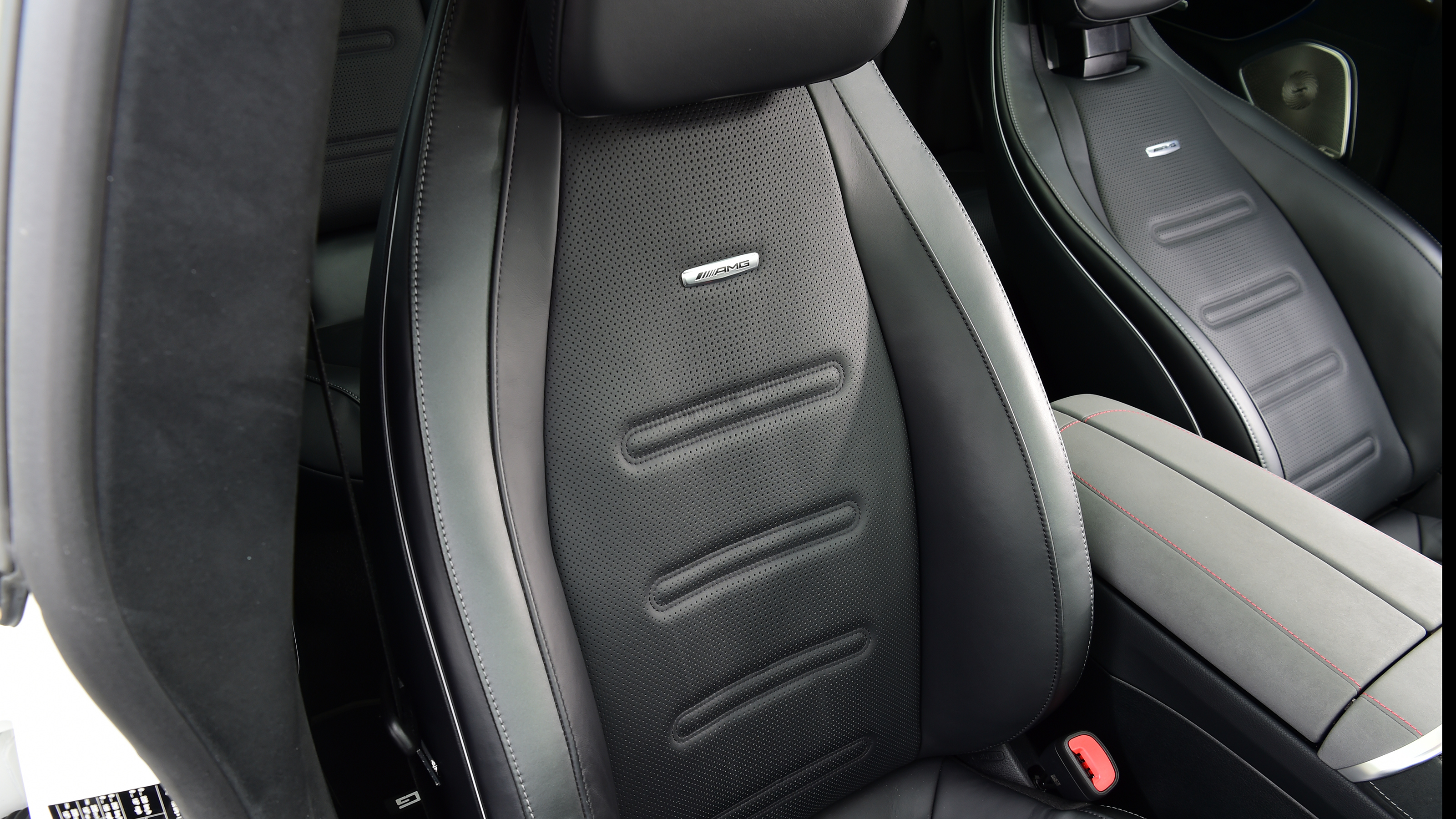 Mercedes-AMG EQS 35 - front seats