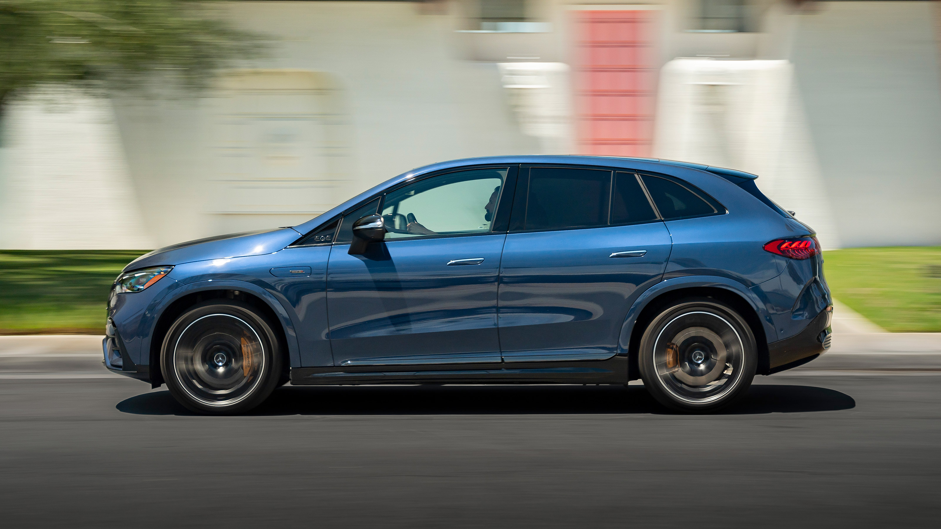 Mercedes-AMG EQE SUV - side