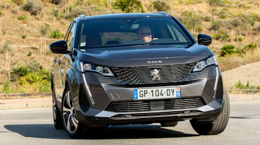 Peugeot 3008 MHEV - front cornering