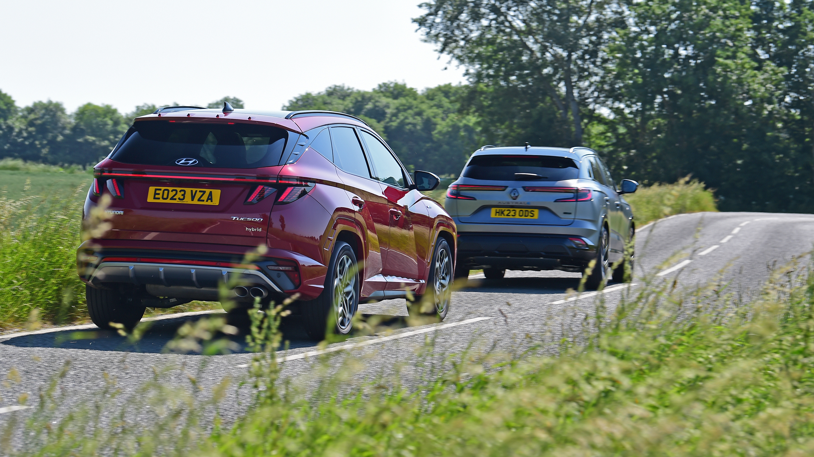 Hyundai Tucson chasing Renault Austral (rear)