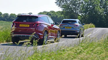 Hyundai Tucson chasing Renault Austral (rear)