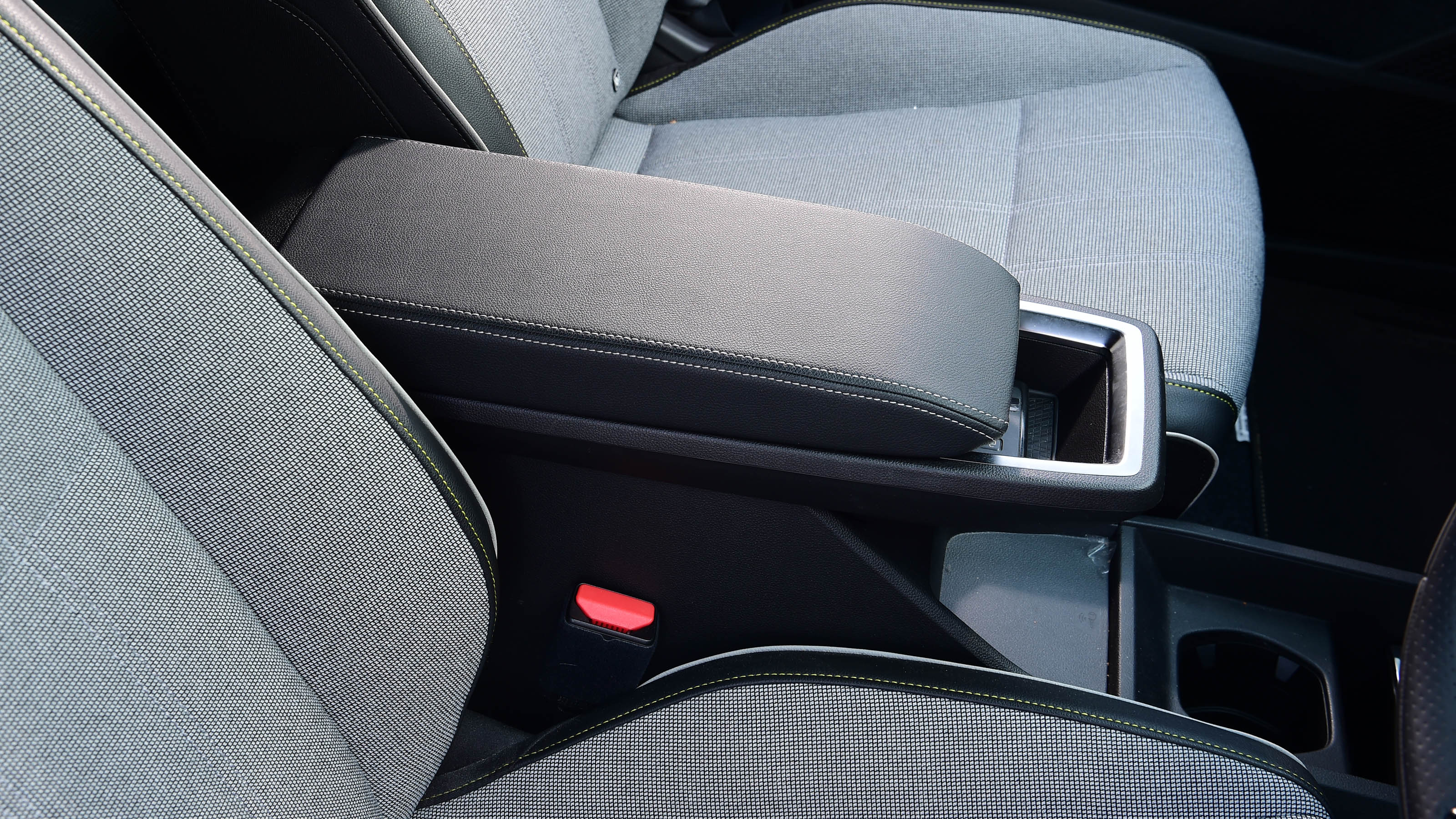 Renault Megane E-Tech - centre armrest