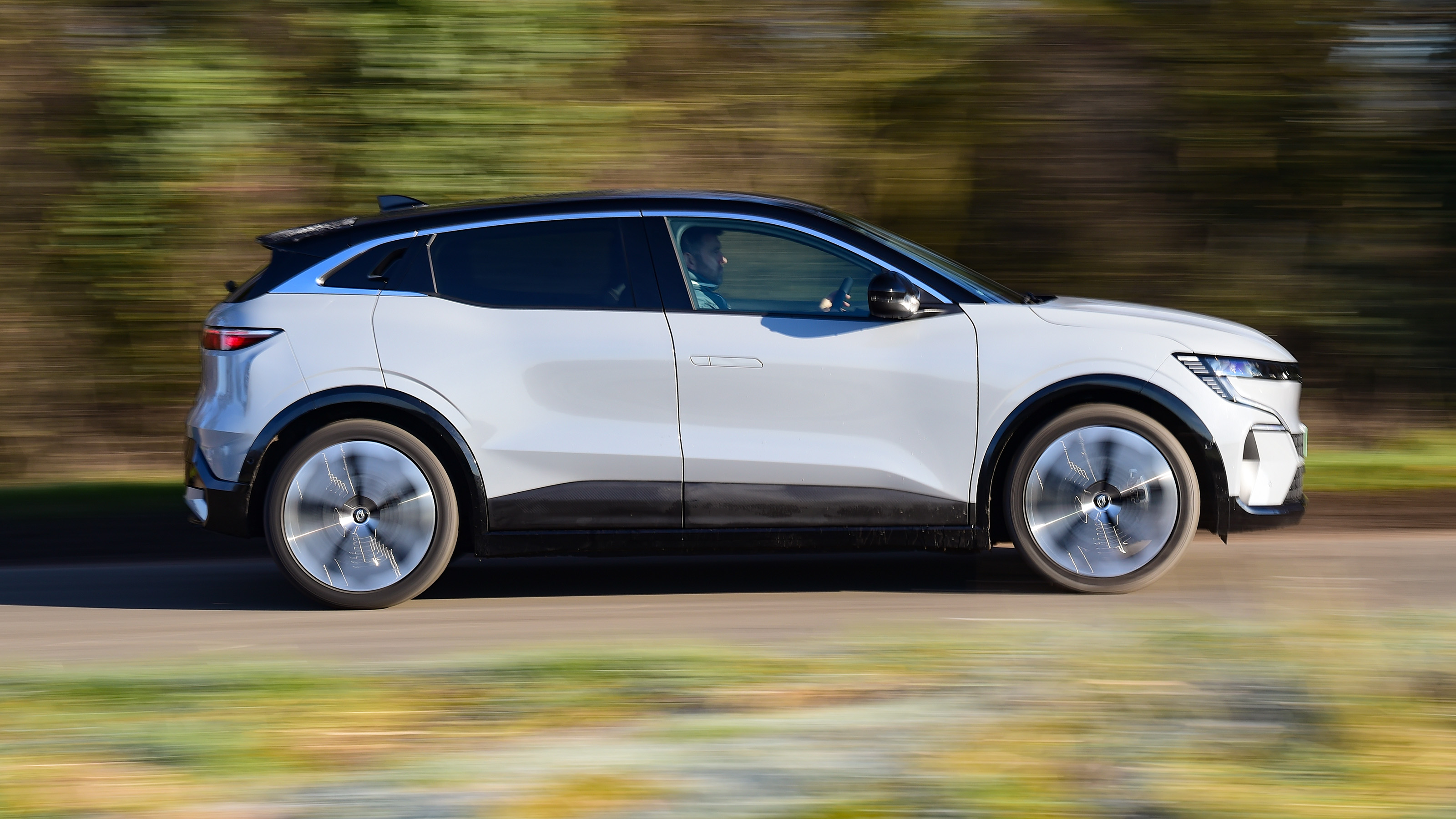 Renault Megane E-Tech - side tracking