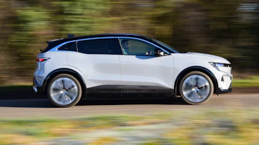 Renault Megane E-Tech - side tracking