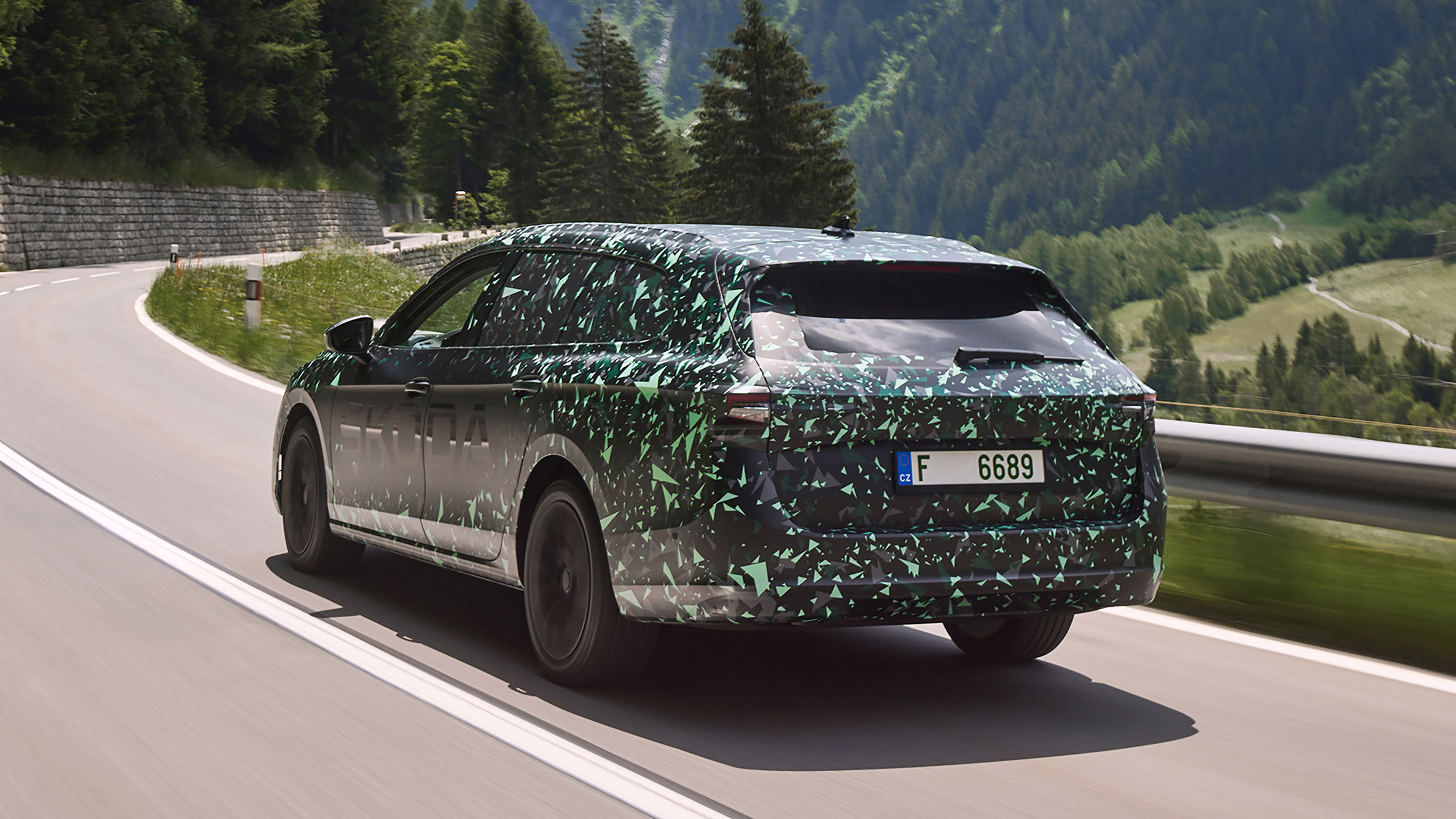Skoda Superb Estate prototype - rear action