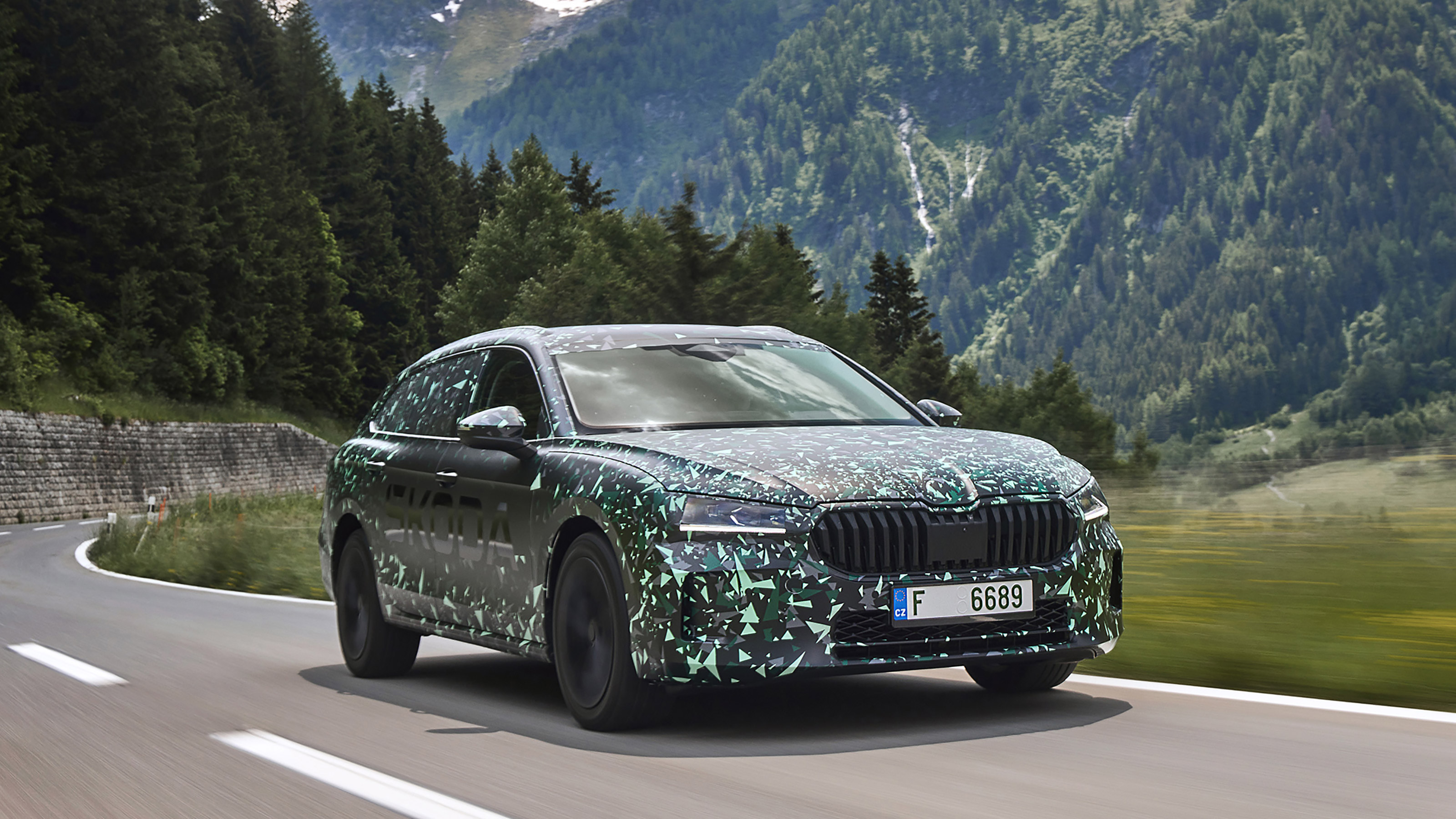 Skoda Superb Estate prototype - front tracking