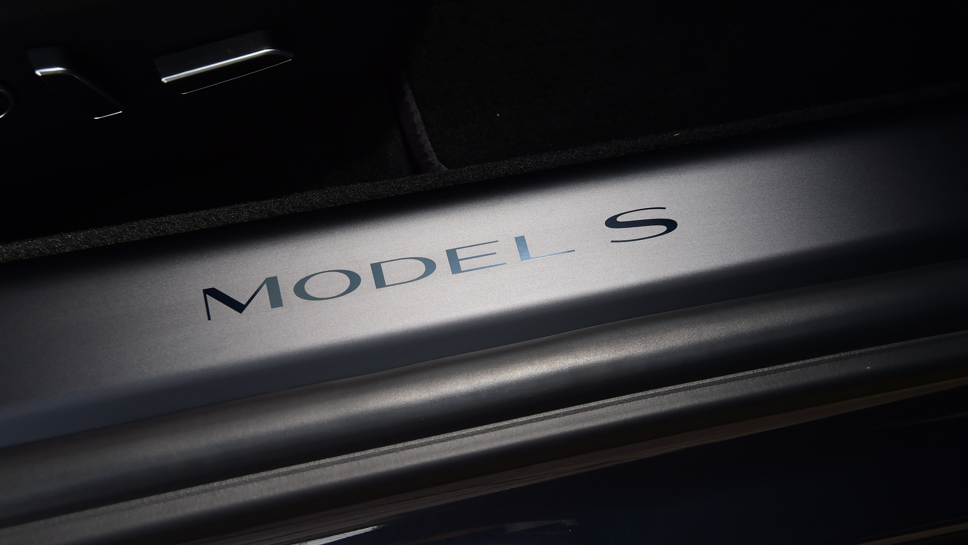 Tesla Model S Plaid - sill