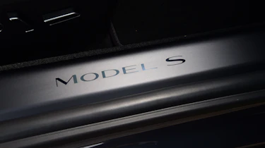 Tesla Model S Plaid - sill