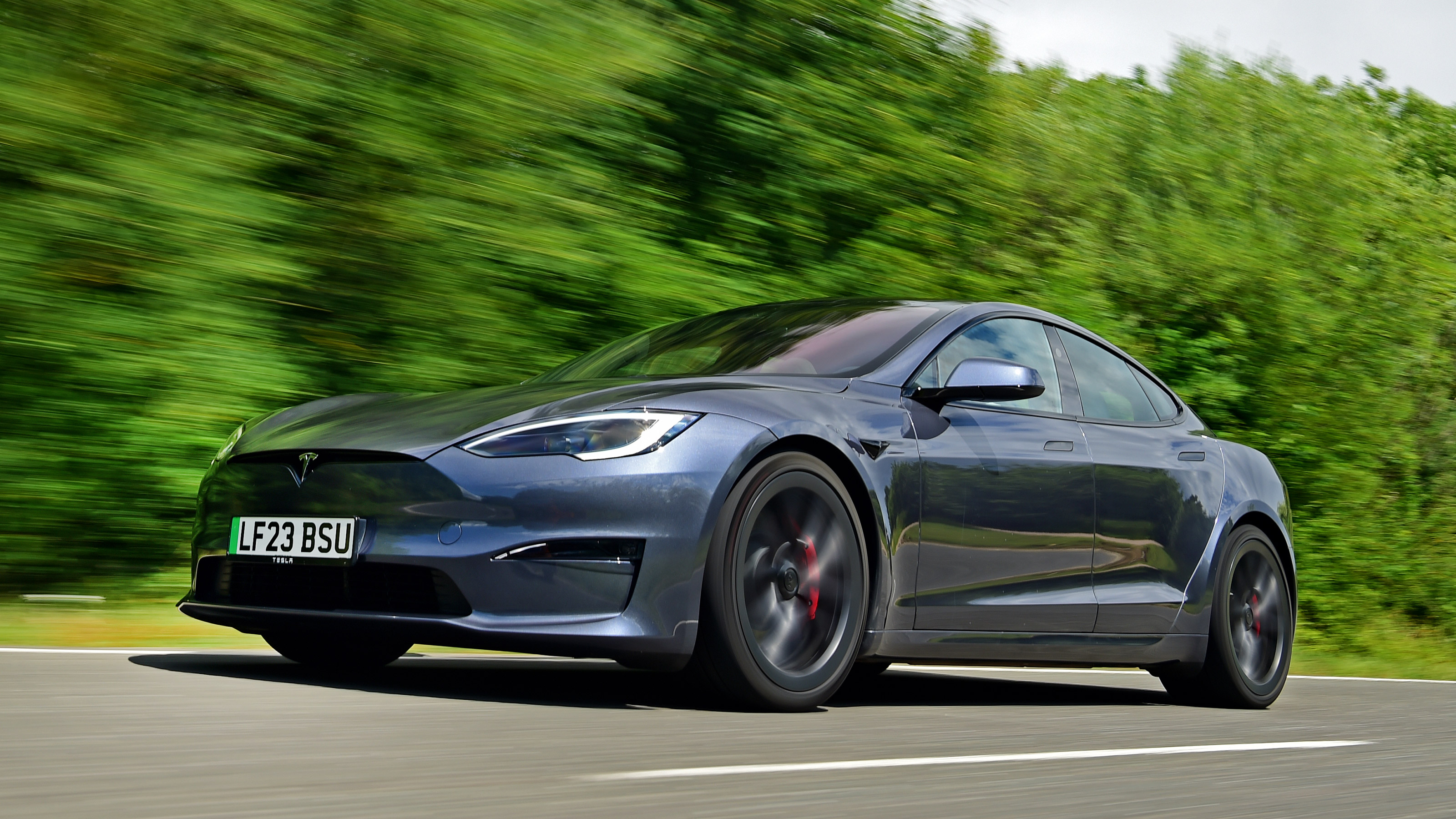 Tesla Model S Plaid - front tracking