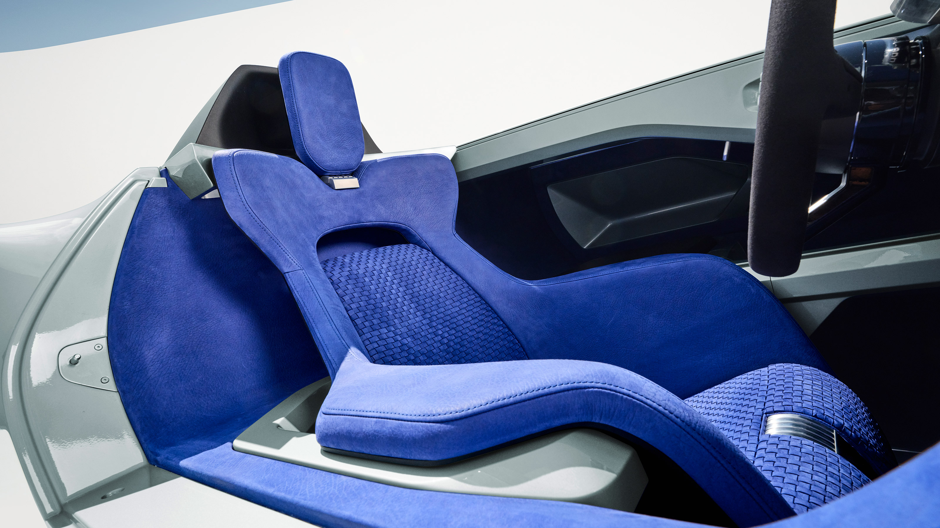 Triumph TR25 by Makkina concept - seats