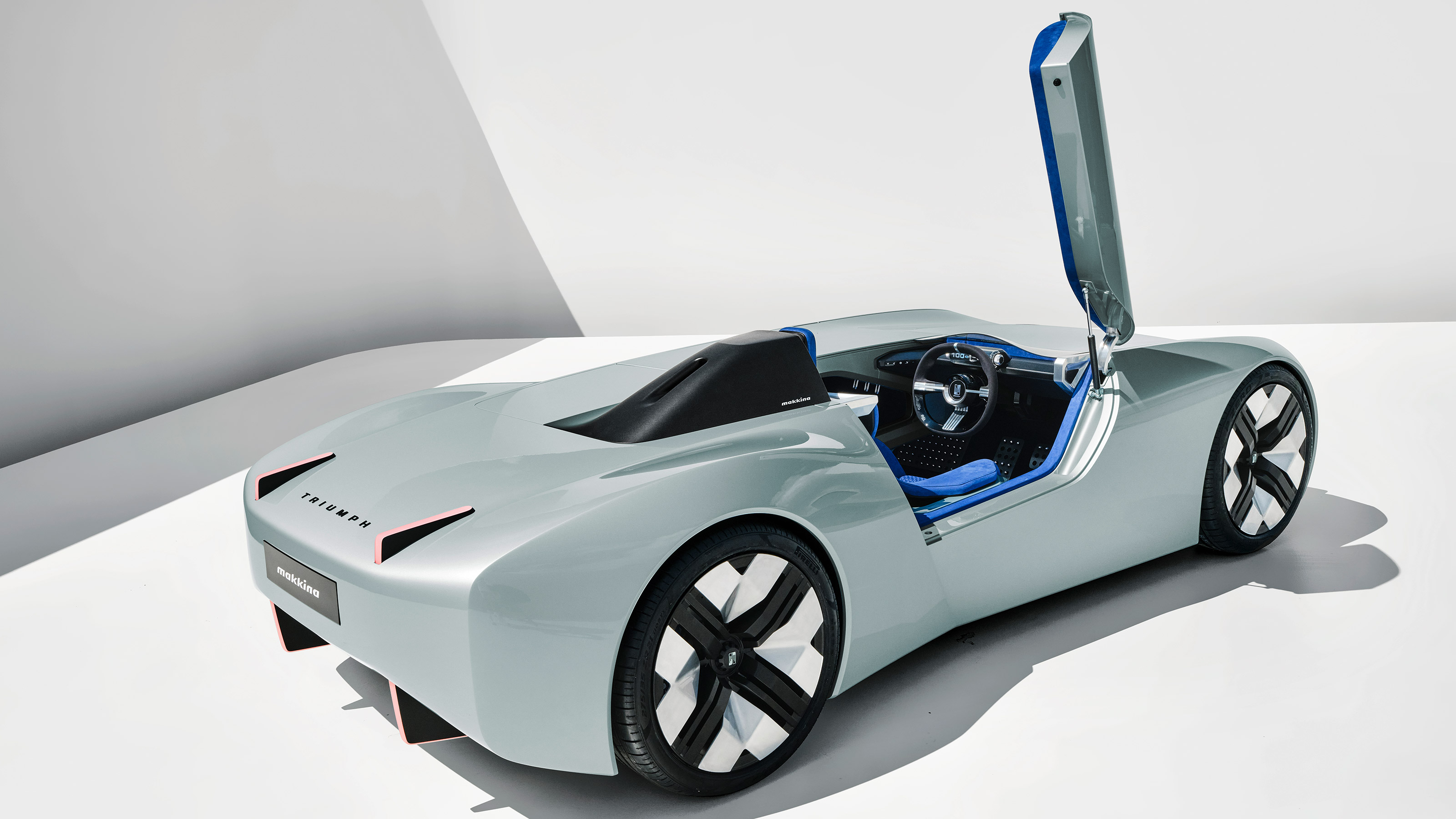 Triumph TR25 by Makkina concept - rear door open