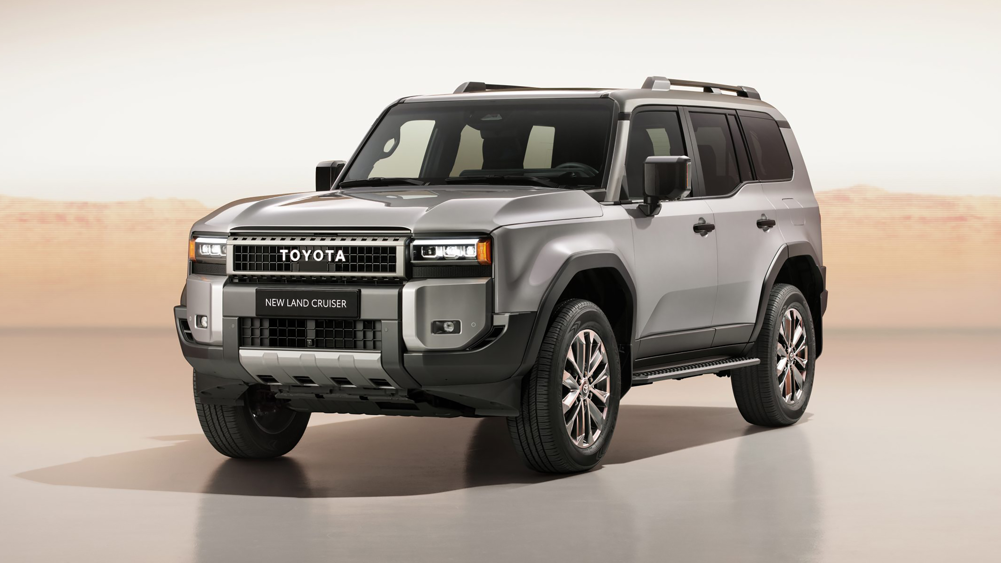 Toyota Land Cruiser (grey) - front static