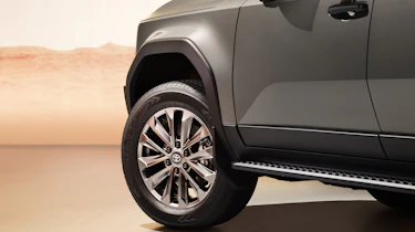 Toyota Land Cruiser (grey) - front wheel