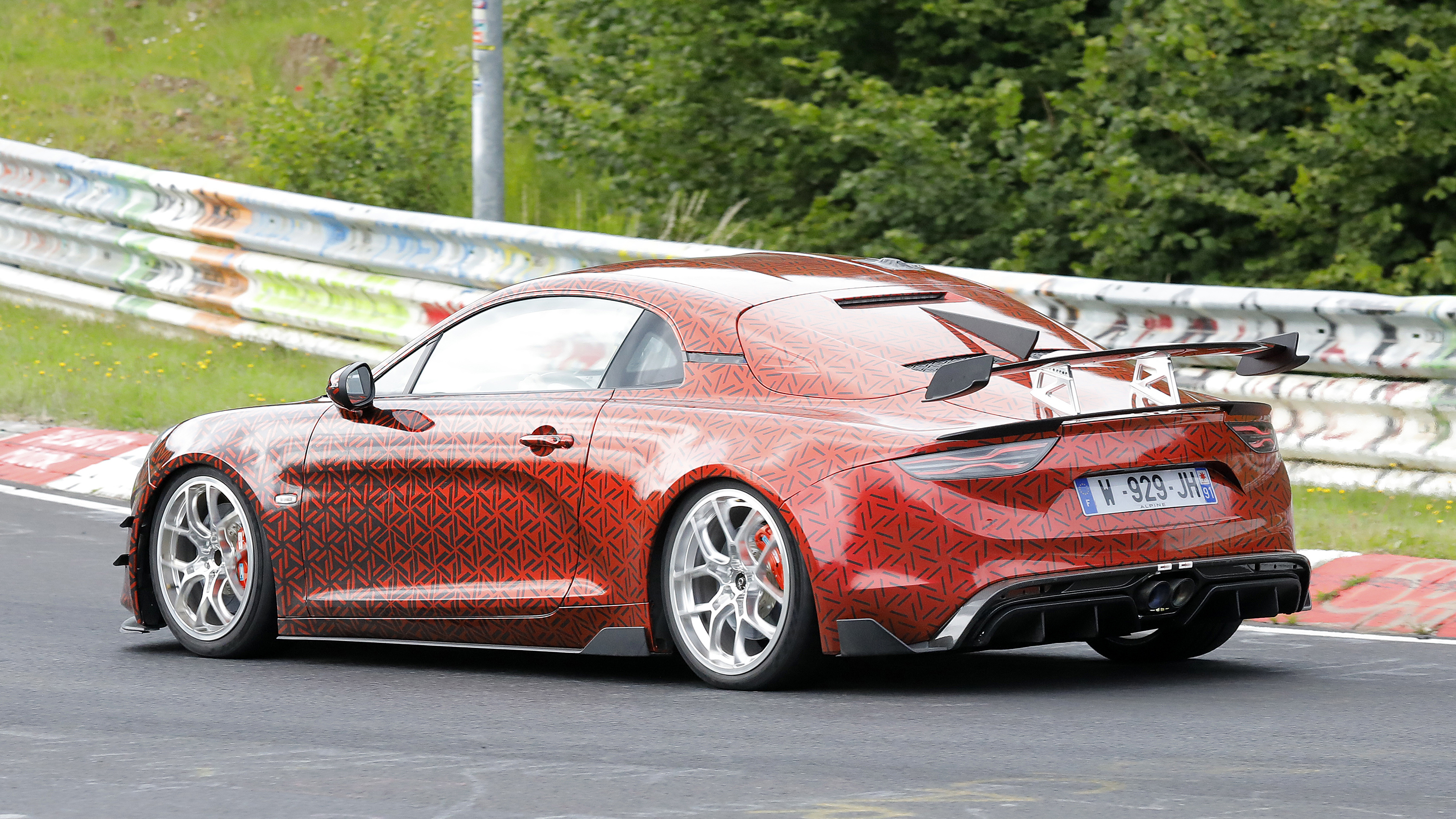 Alpine A110 Extreme - side cornering