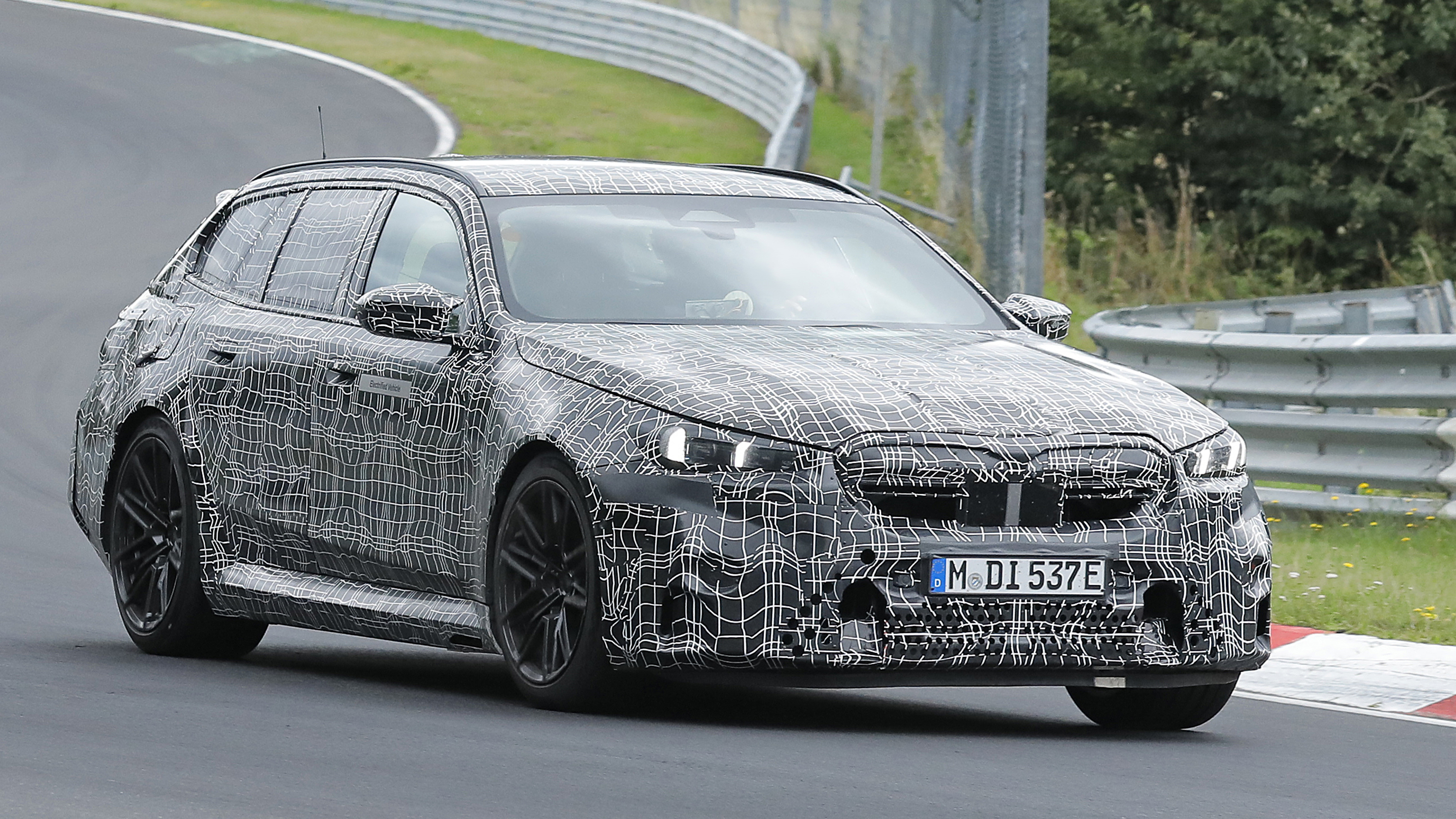BMW M5 Estate - front action