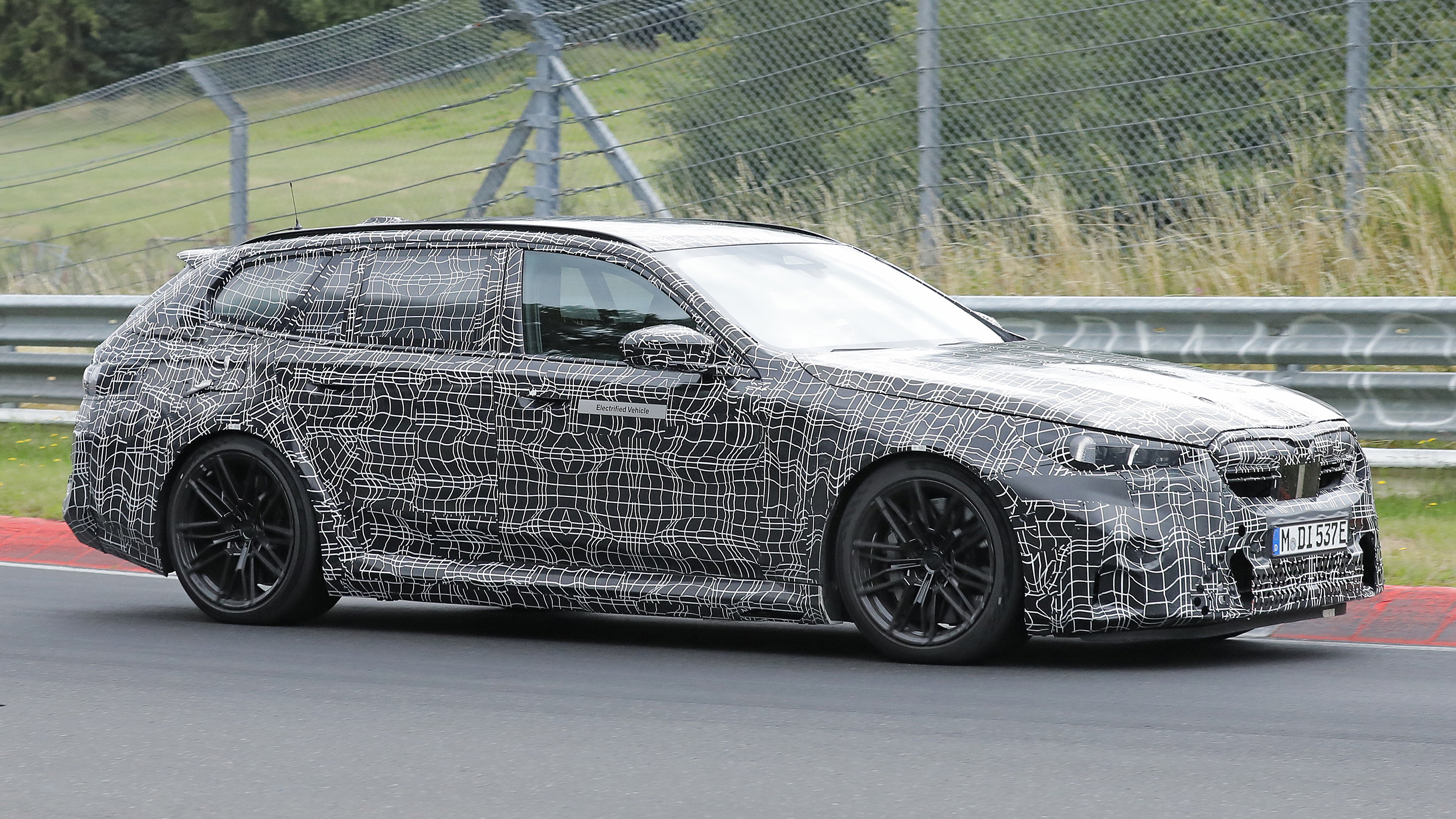 BMW M5 Estate - side cornering