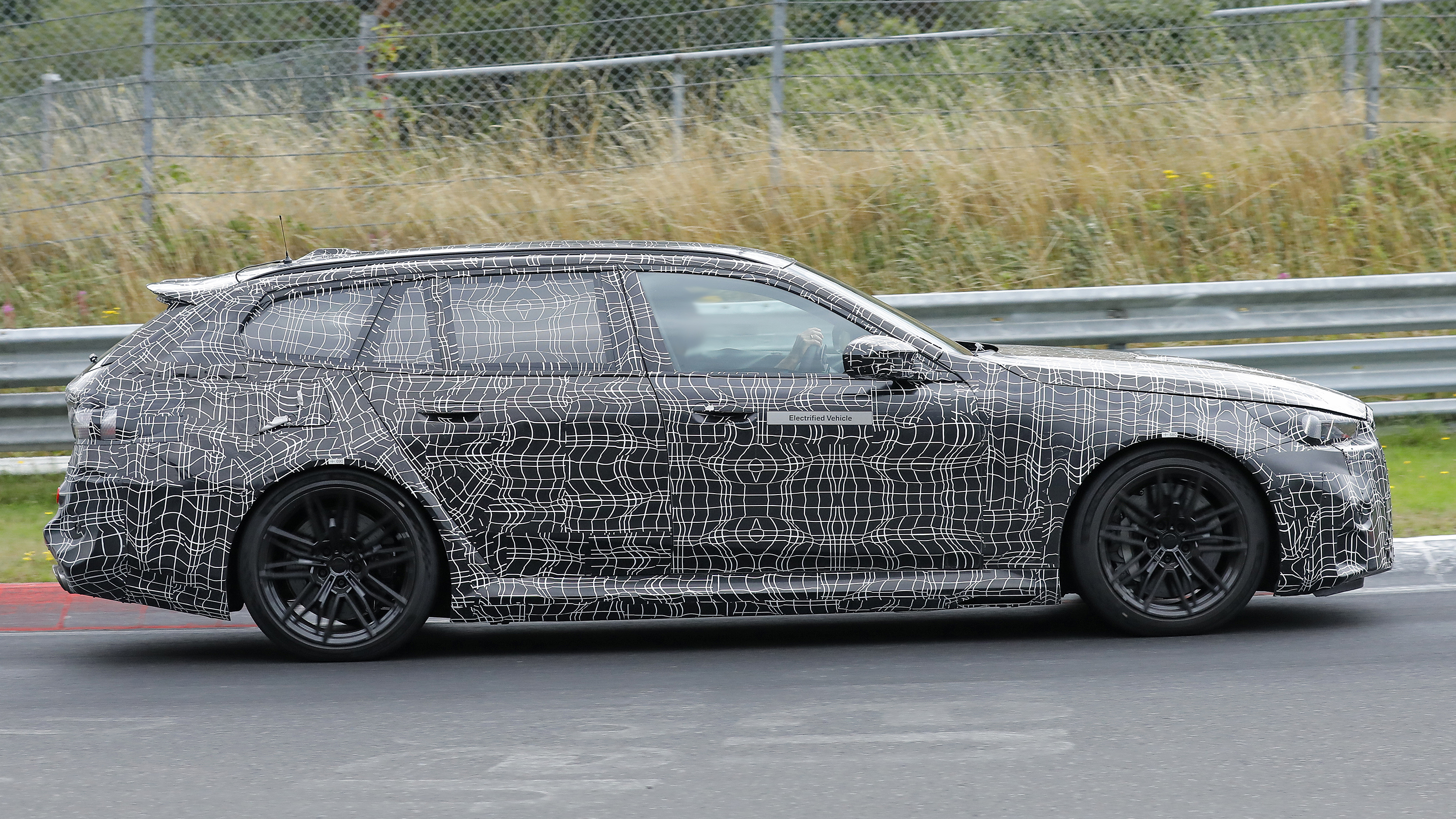 BMW M5 Estate - side 