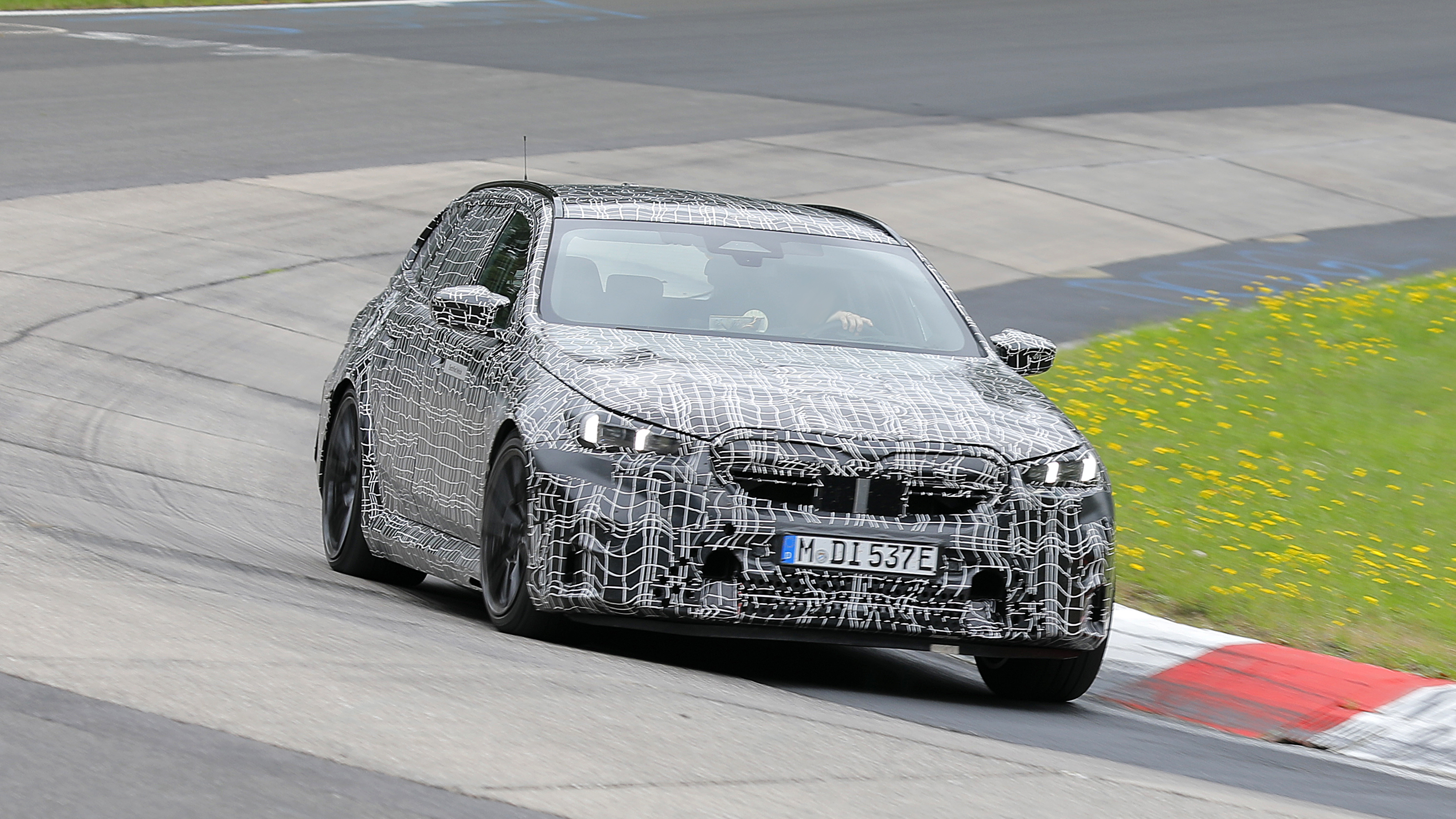 BMW M5 Estate - corner action