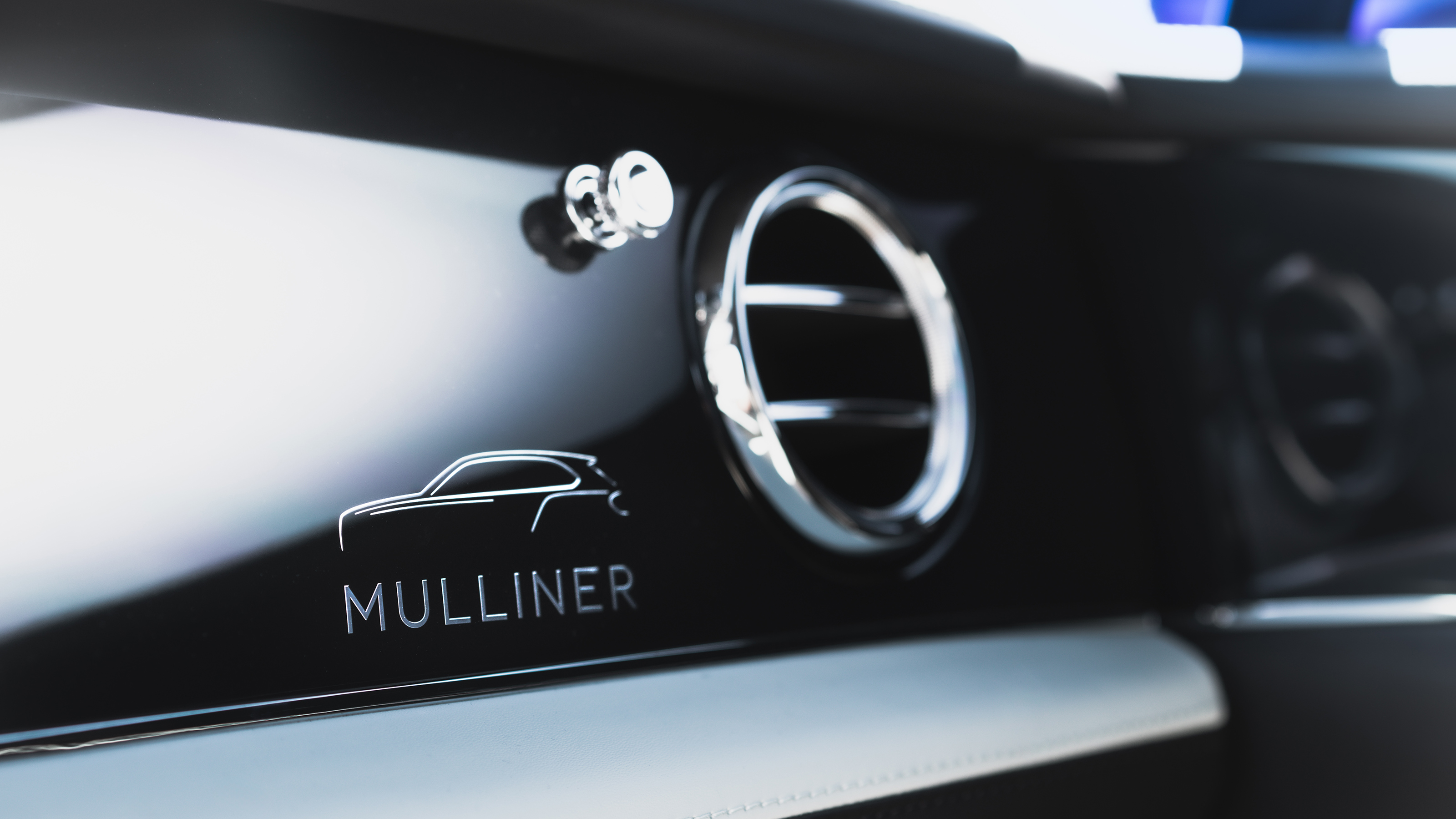 Bentley Bentayga EWB Mulliner - dashboard vent and 'Mulliner' engraving