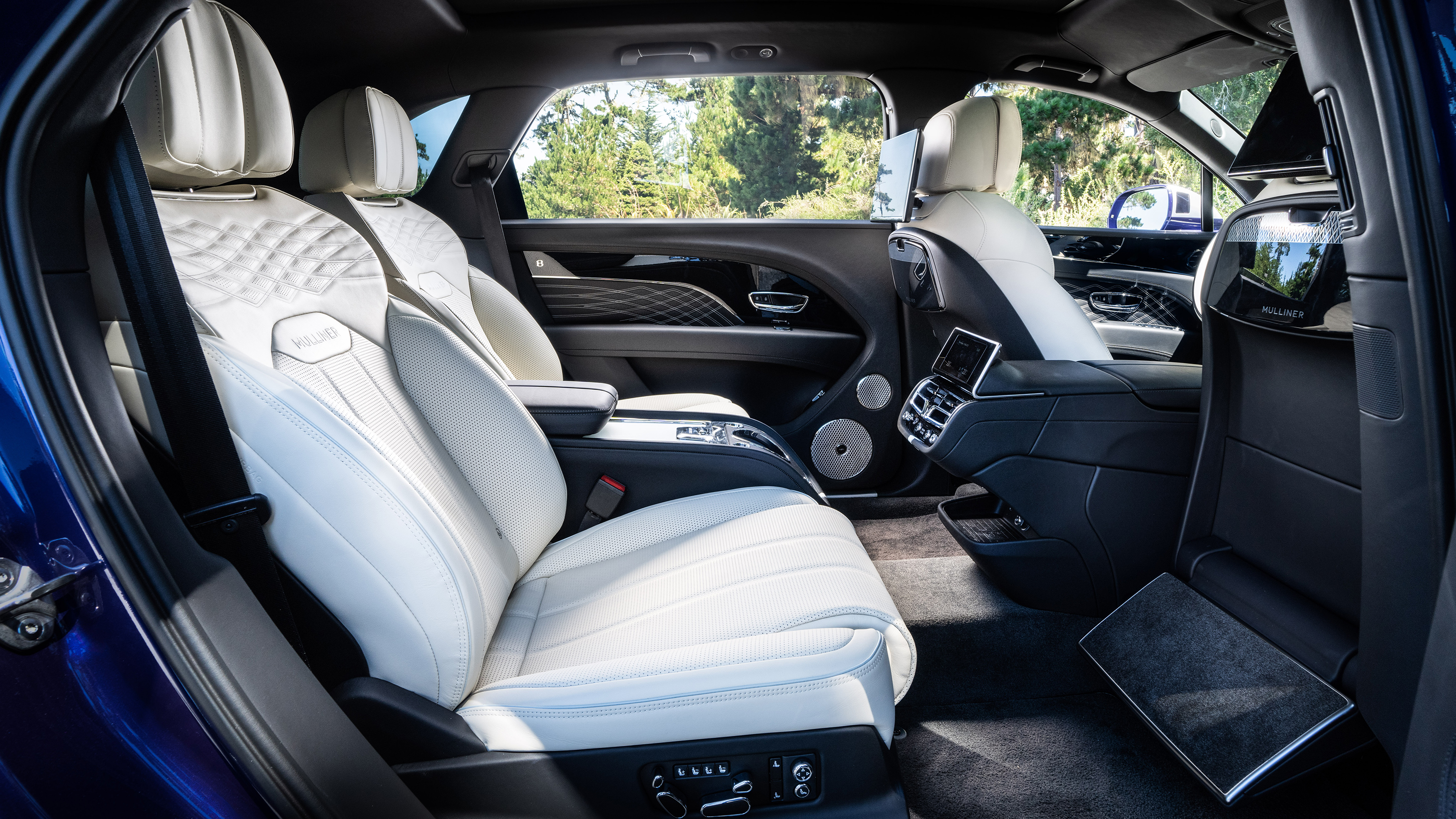 Bentley Bentayga EWB Mulliner - rear seats