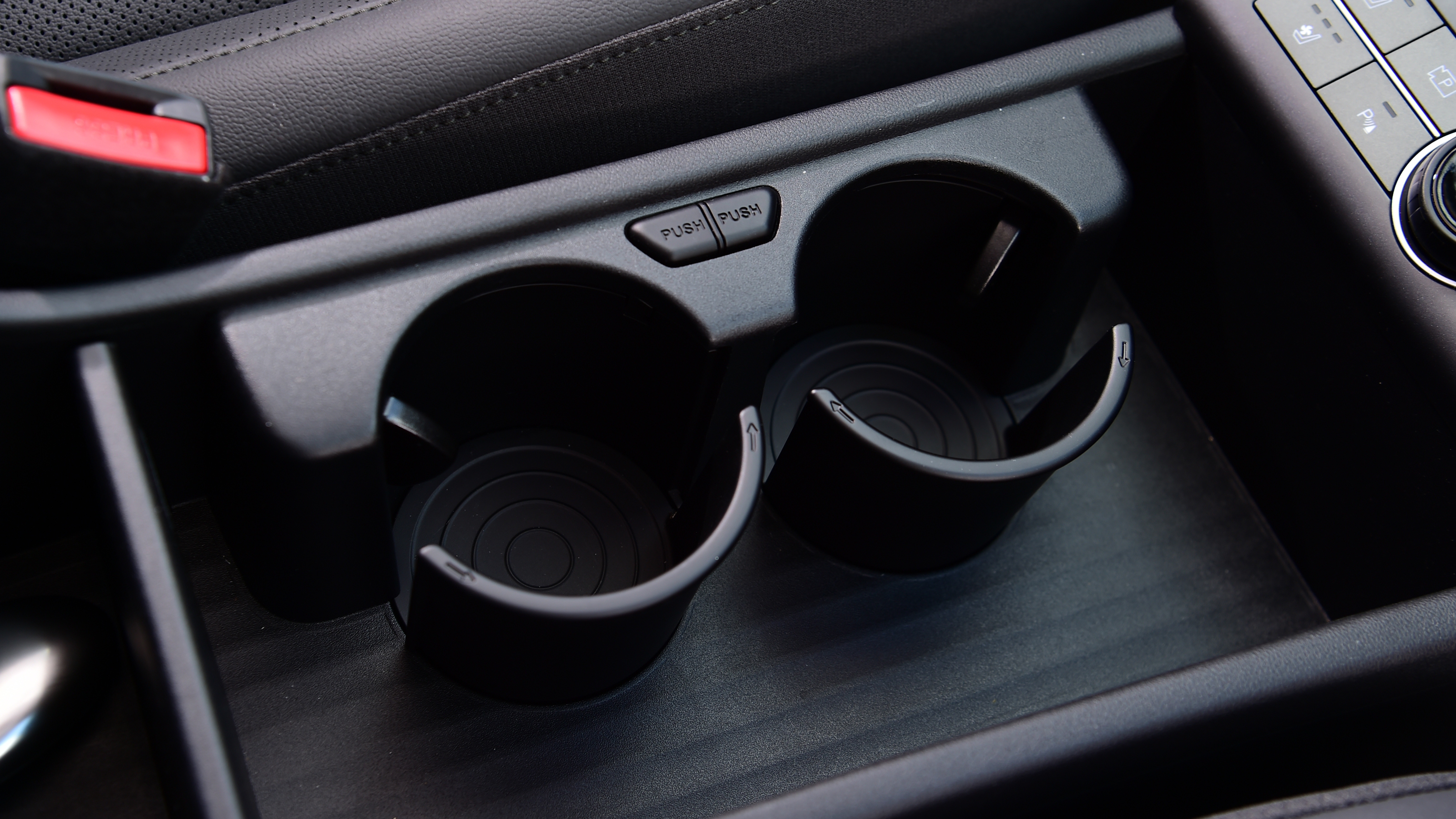 Hyundai Kona Hybrid - cupholders