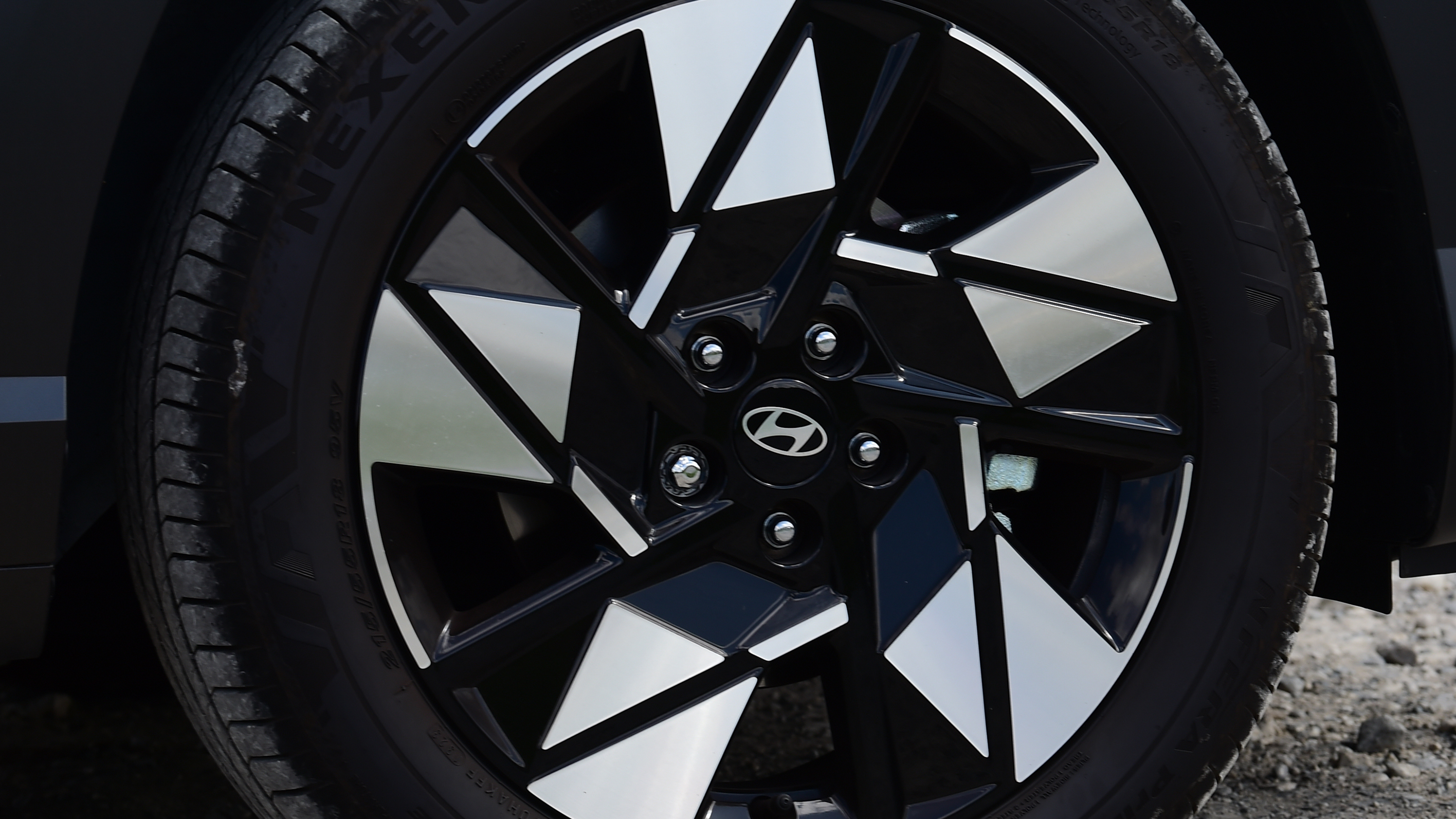 Hyundai Kona Hybrid - wheel