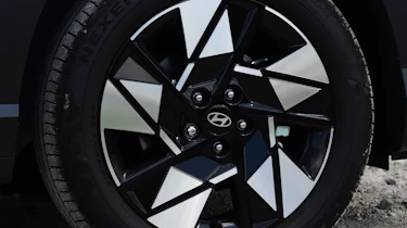 Hyundai Kona Hybrid - wheel