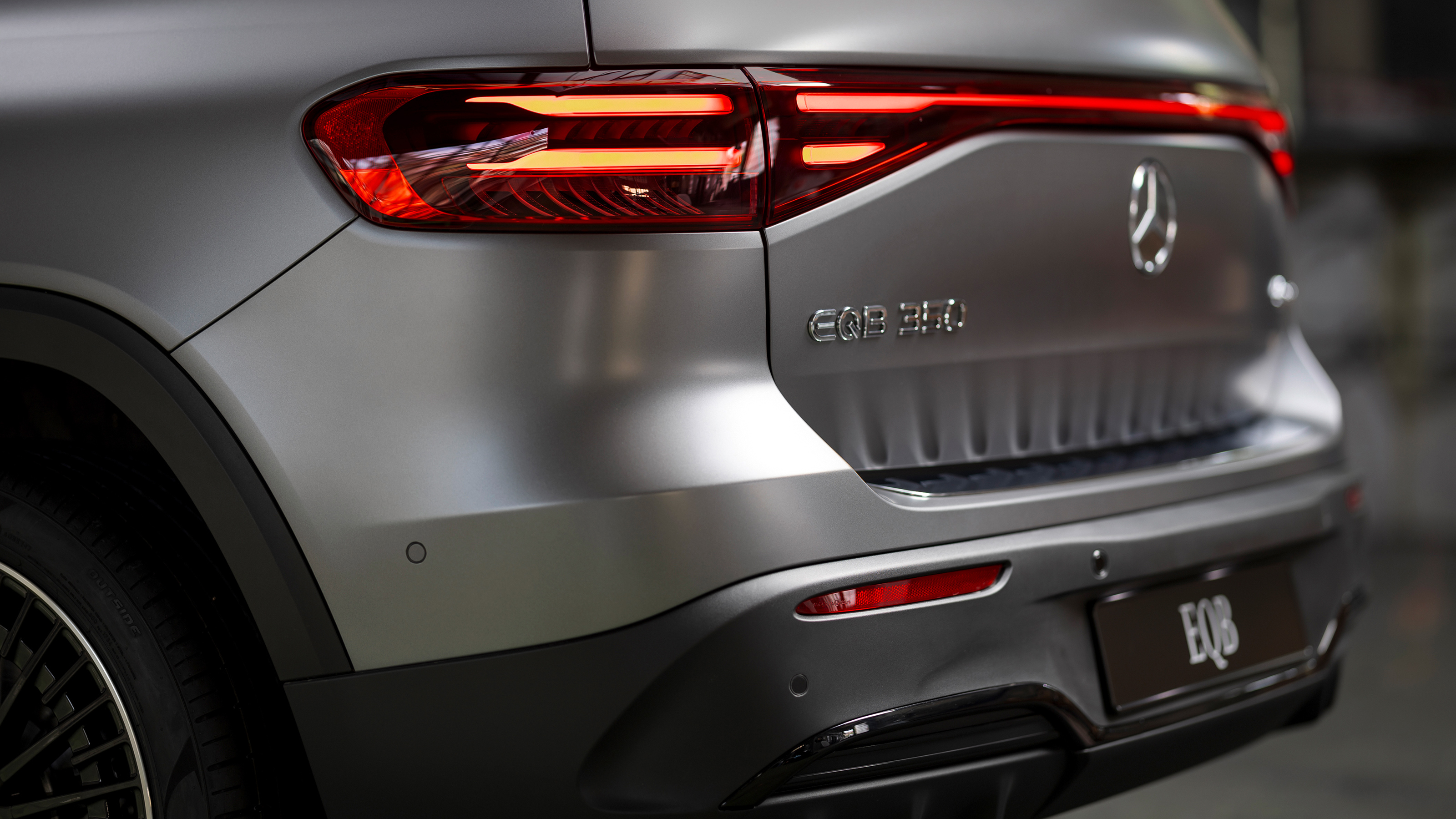 Facelifted Mercedes EQB - tail light bar