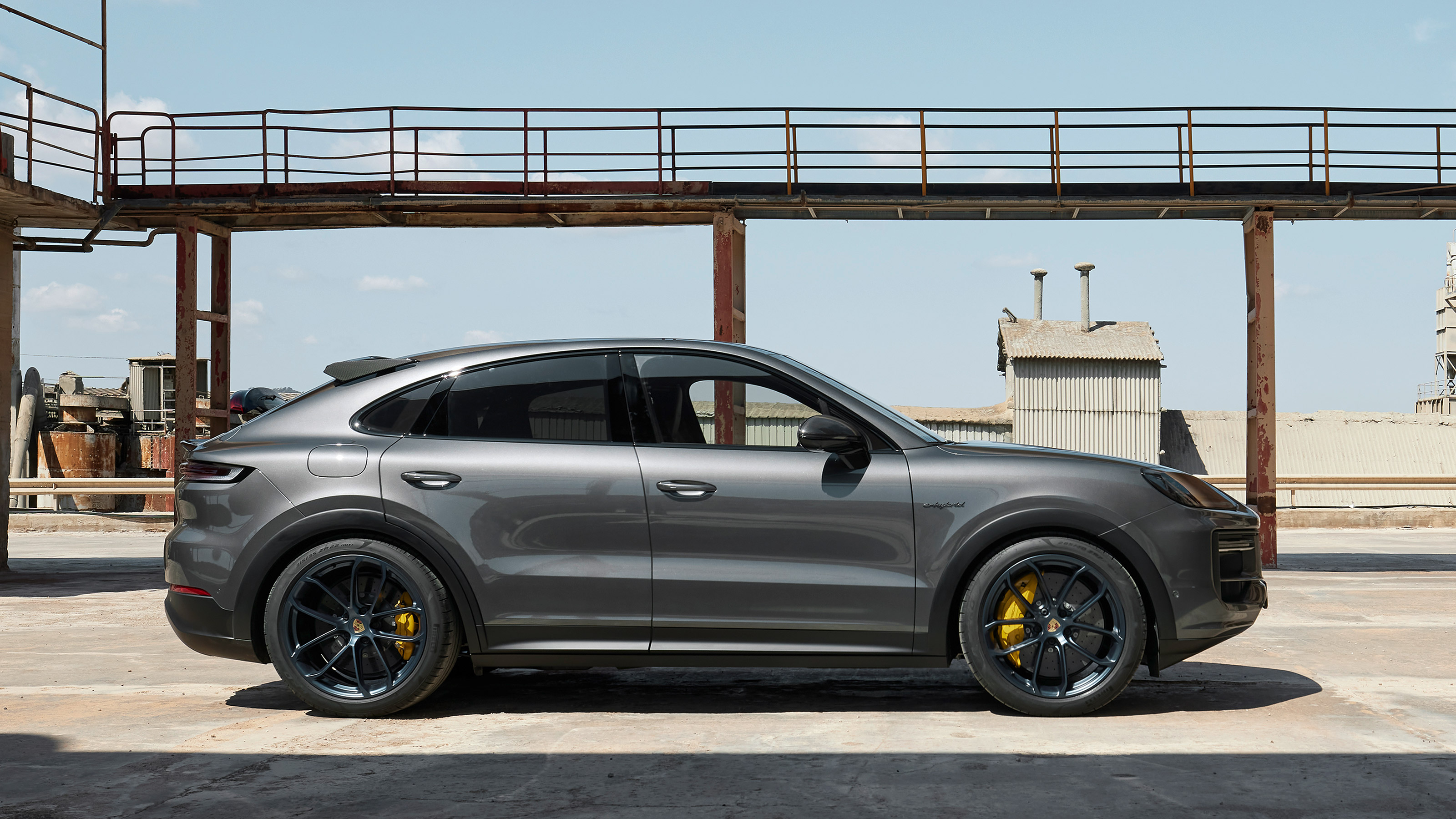 Porsche Cayenne Turbo E-Hybrid - side