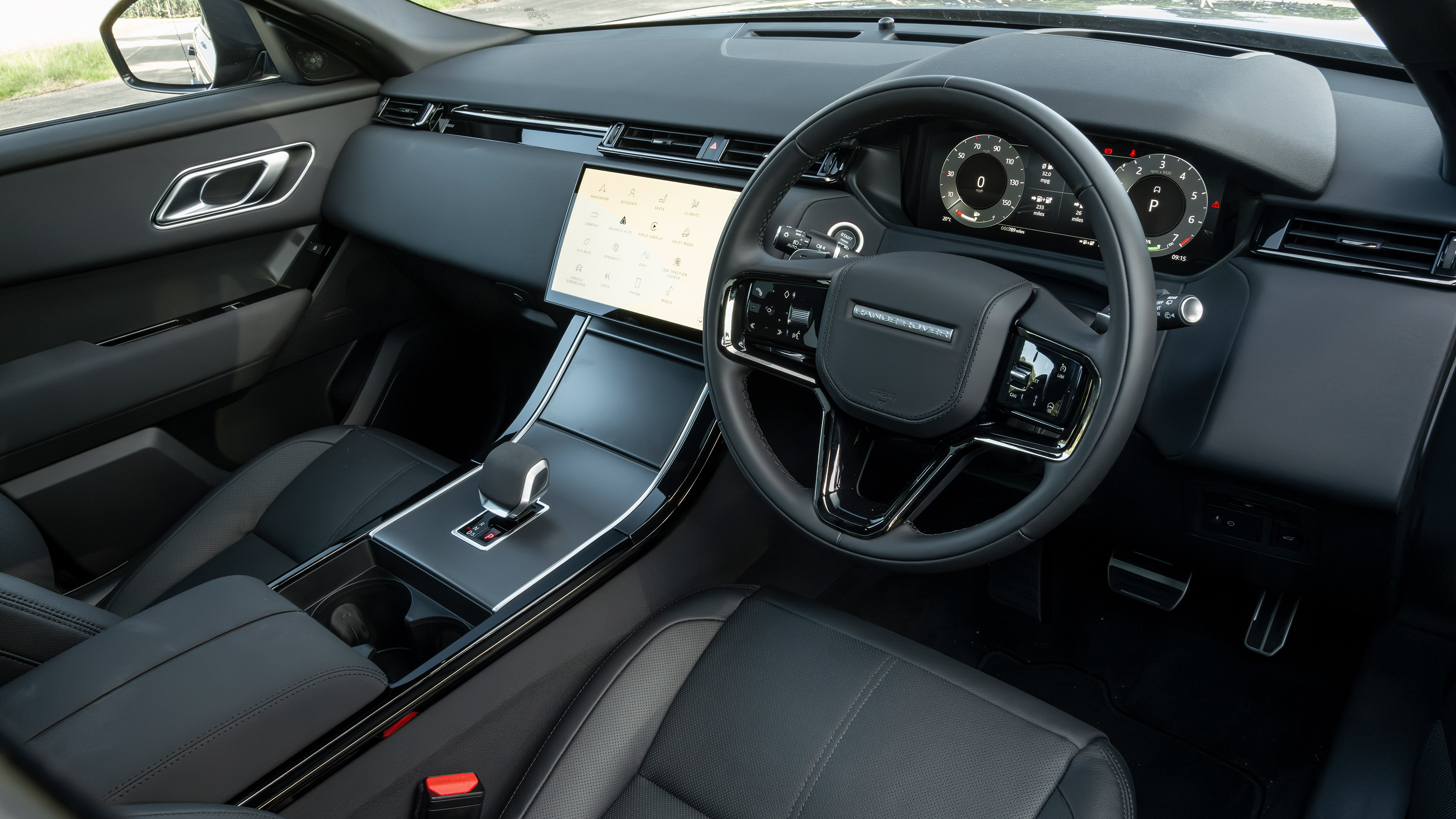 Range Rover Velar P400e - cabin