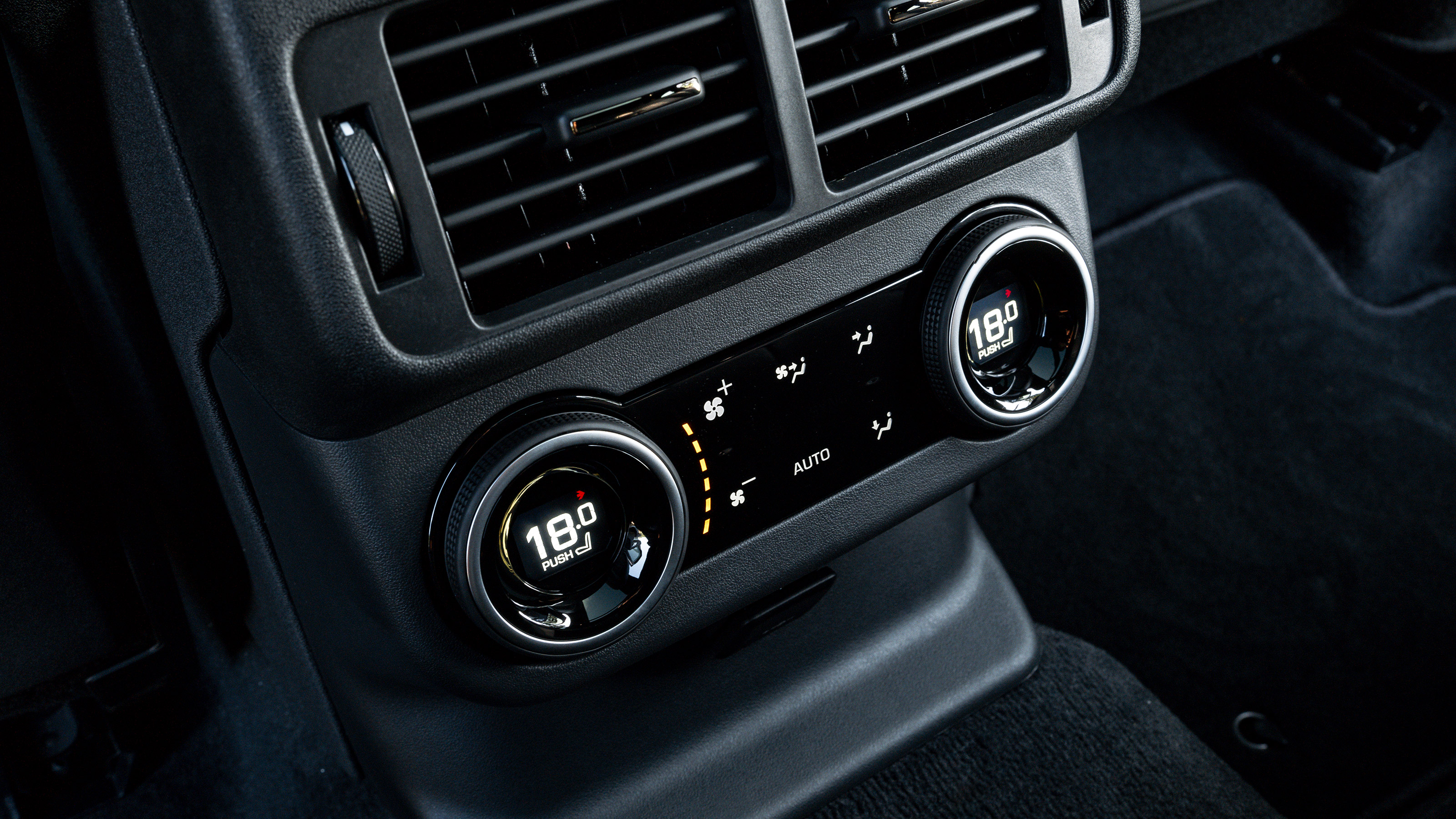 Range Rover Velar P400e - rear controls