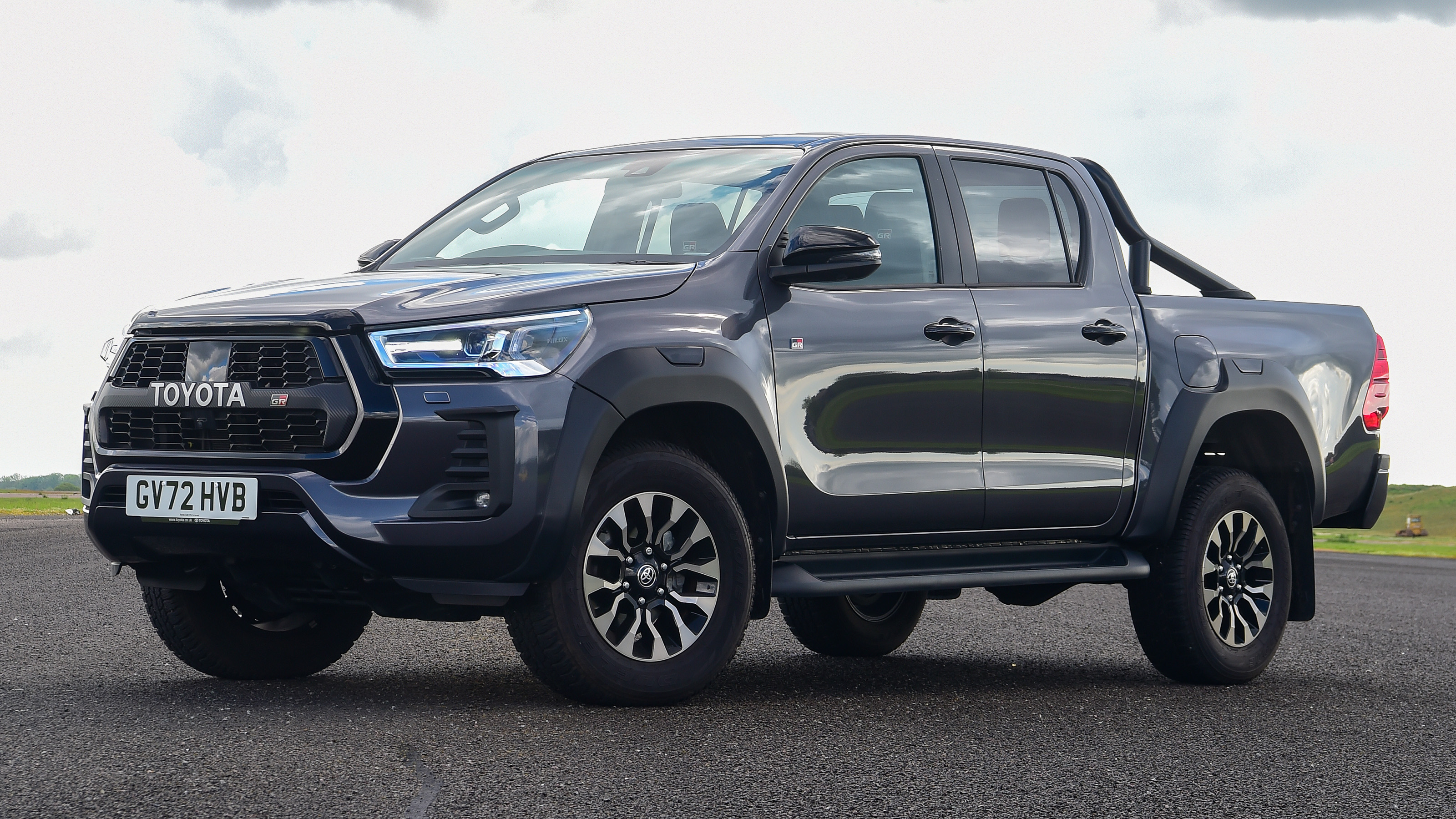 Toyota Hilux - front static