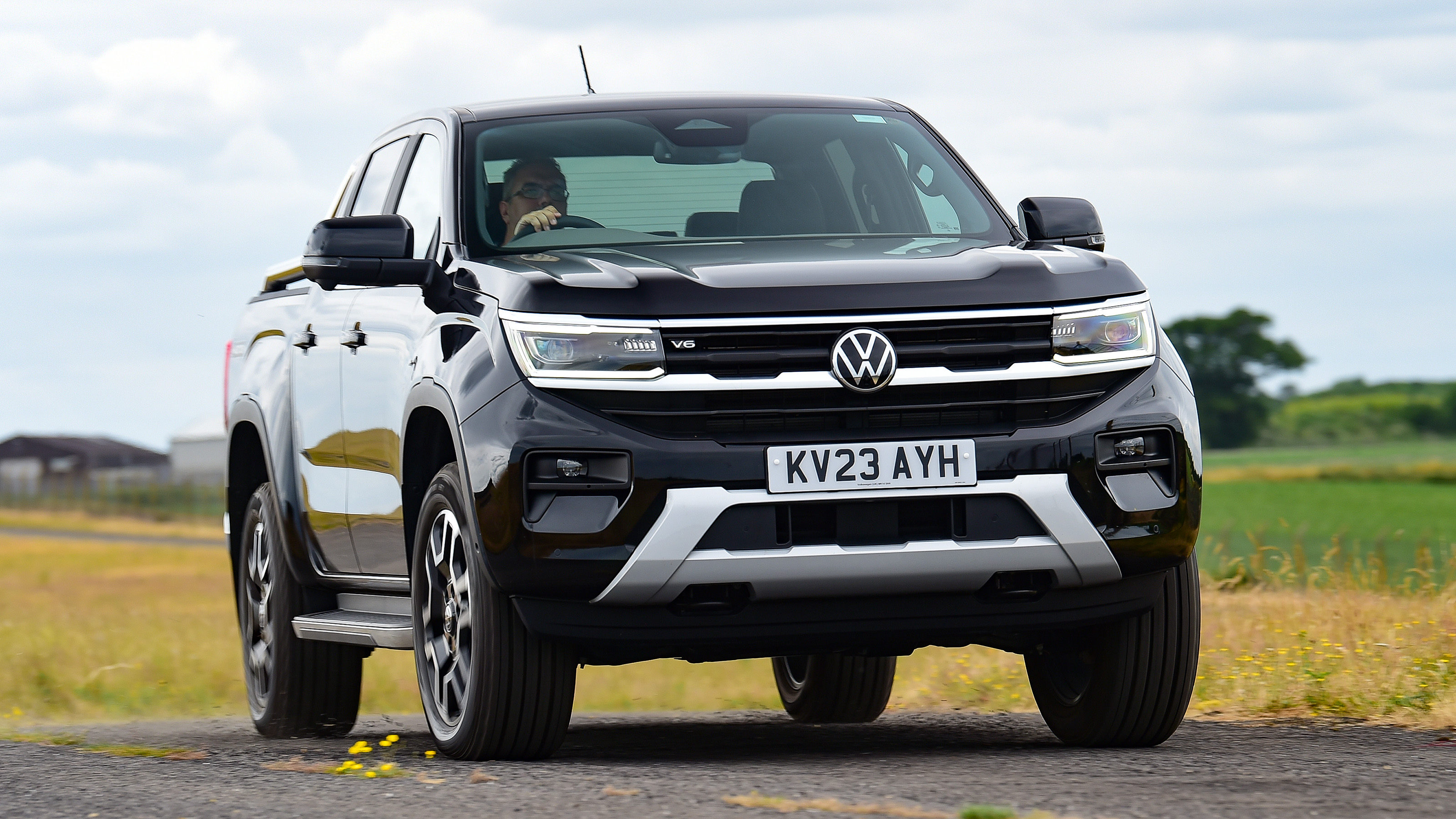 Volkswagen Amarok - front cornering