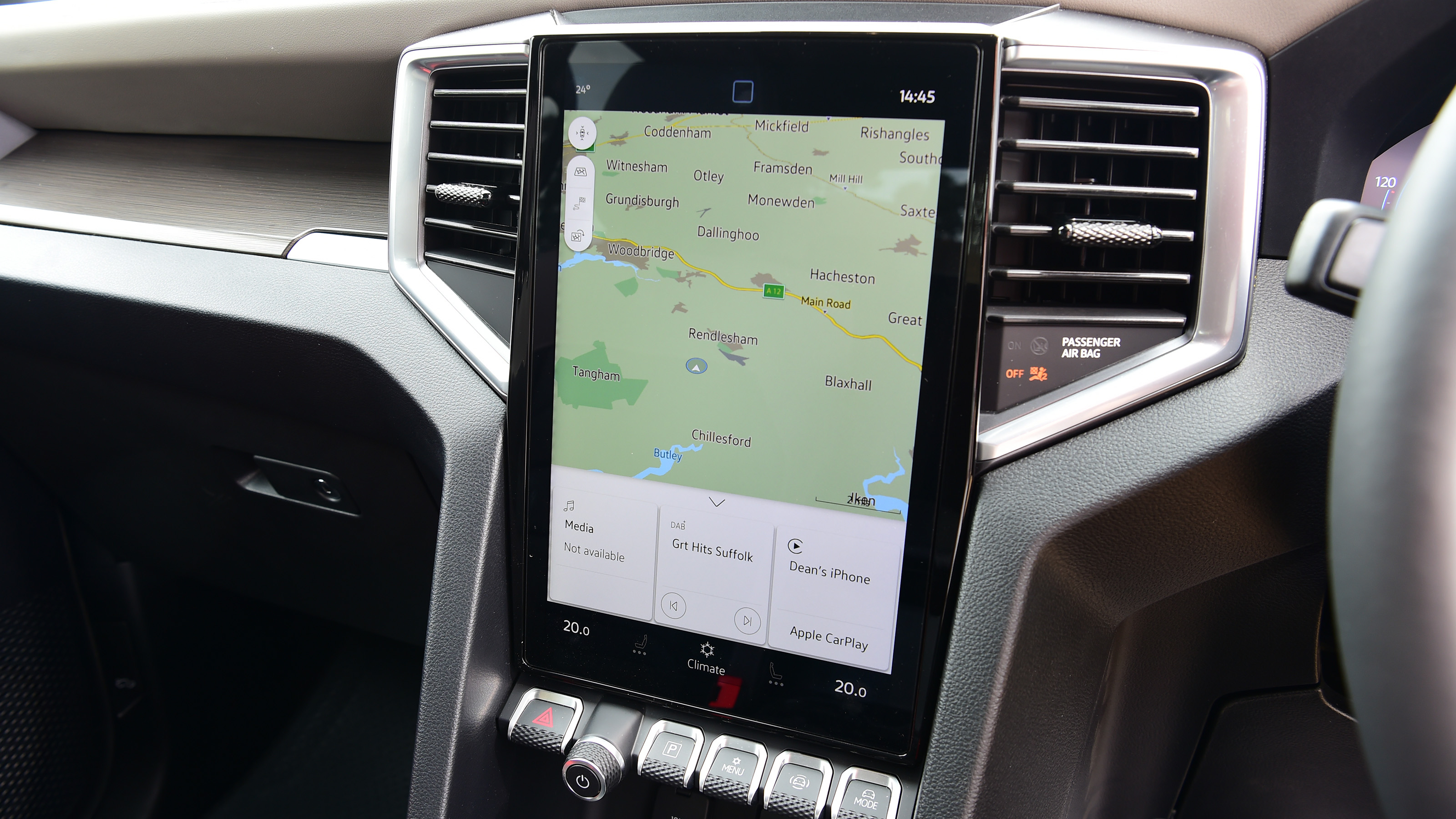 Volkswagen Amarok - infotainment touchscreen