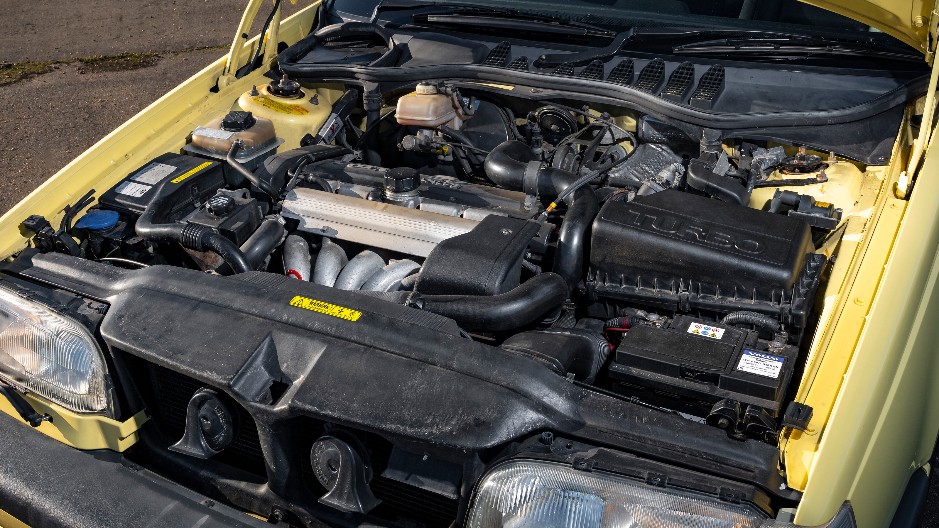 Volvo 850 T-5R - engine bay