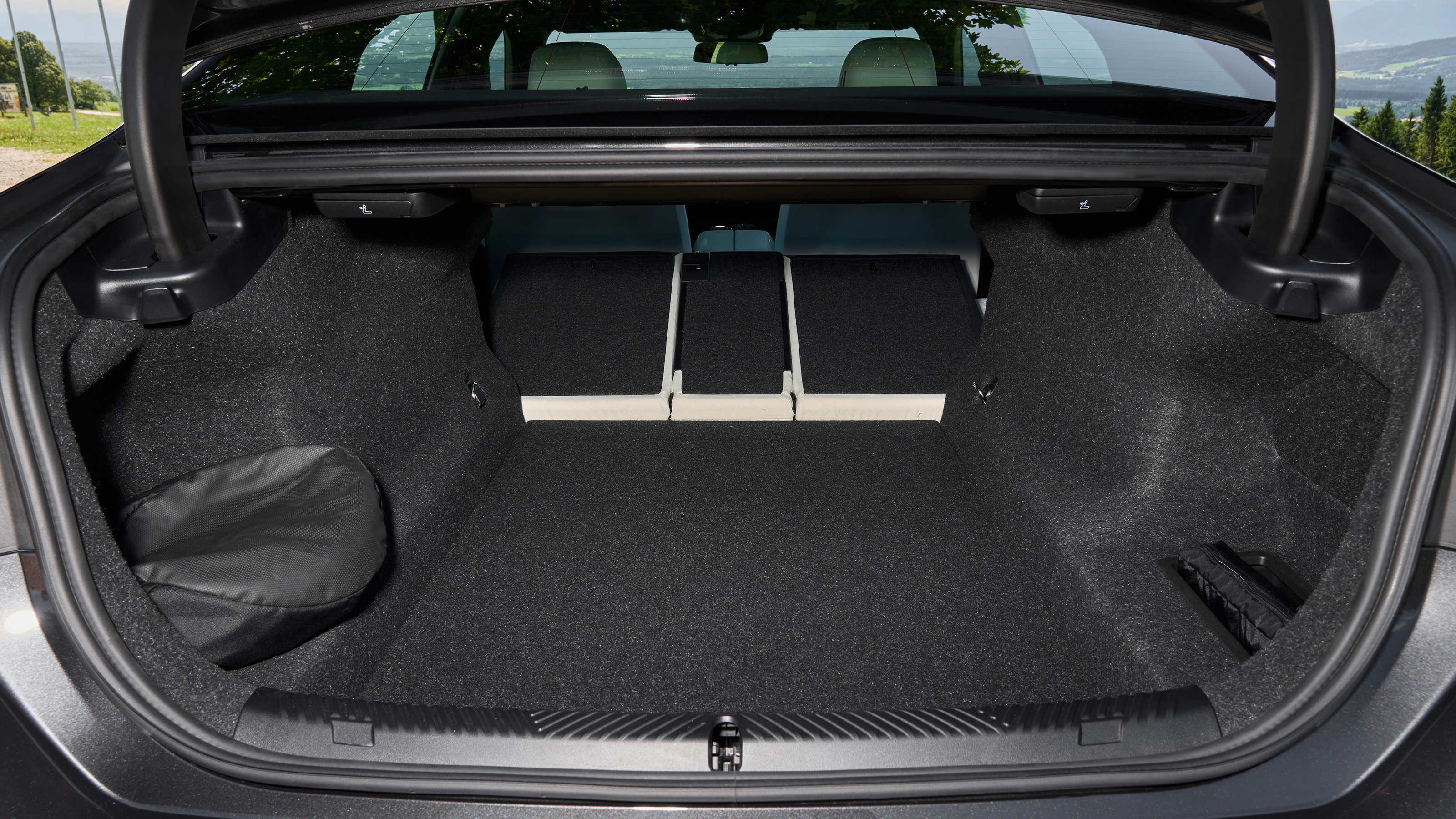BMW 530e - boot